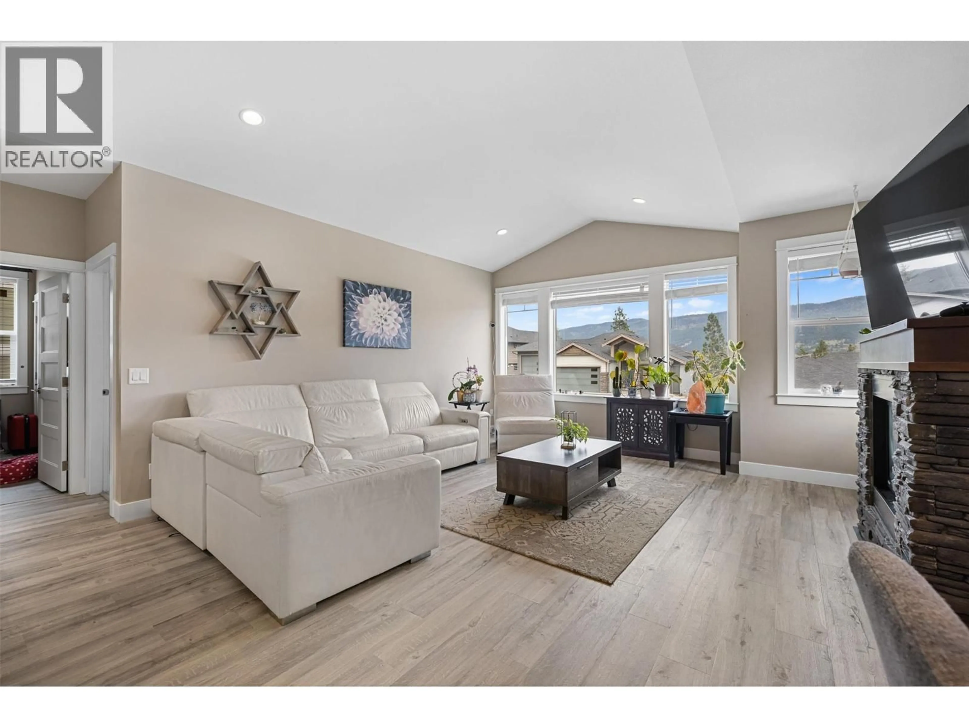 Living room with furniture, wood/laminate floor for 13272 SHORELINE DRIVE, Lake Country British Columbia V4V2T2