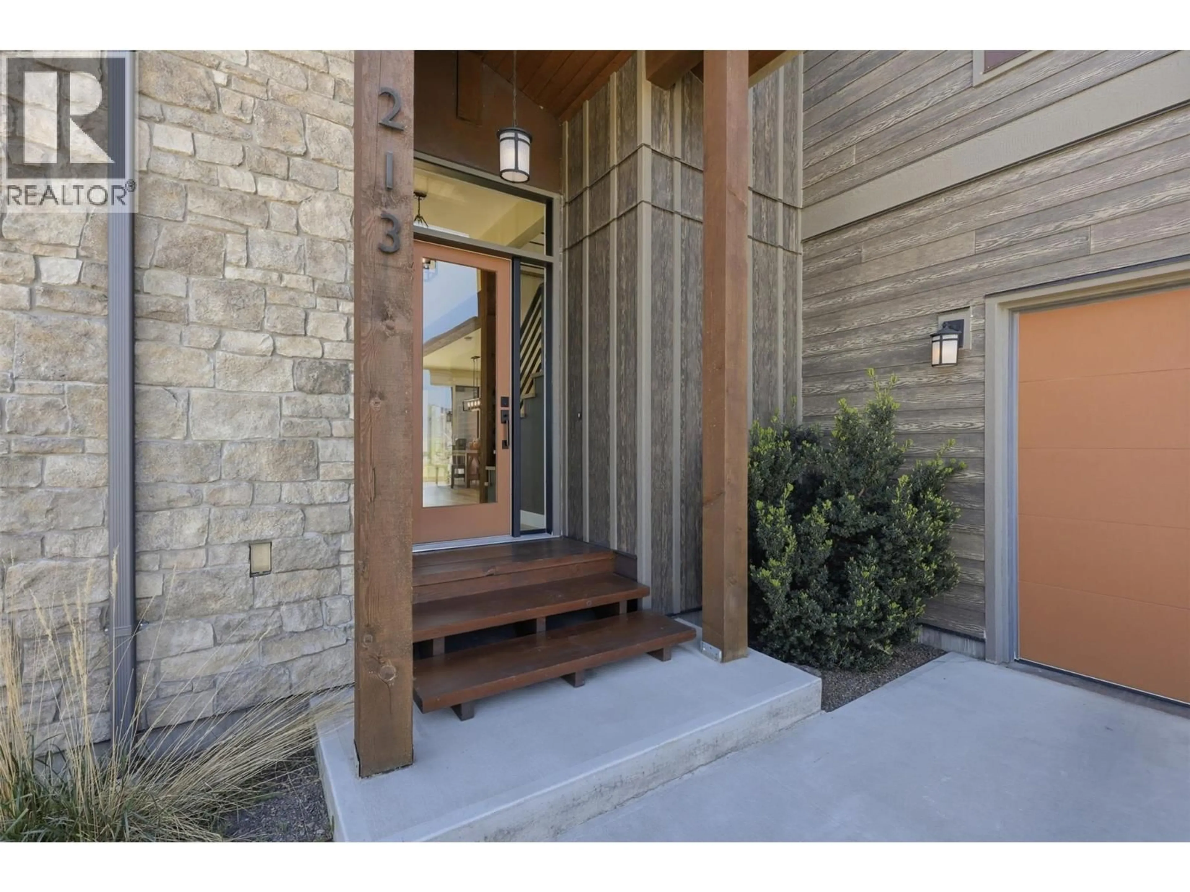 Indoor entryway for 213 RUE CHEVAL NOIR OTHER, Kamloops British Columbia V1S0B3