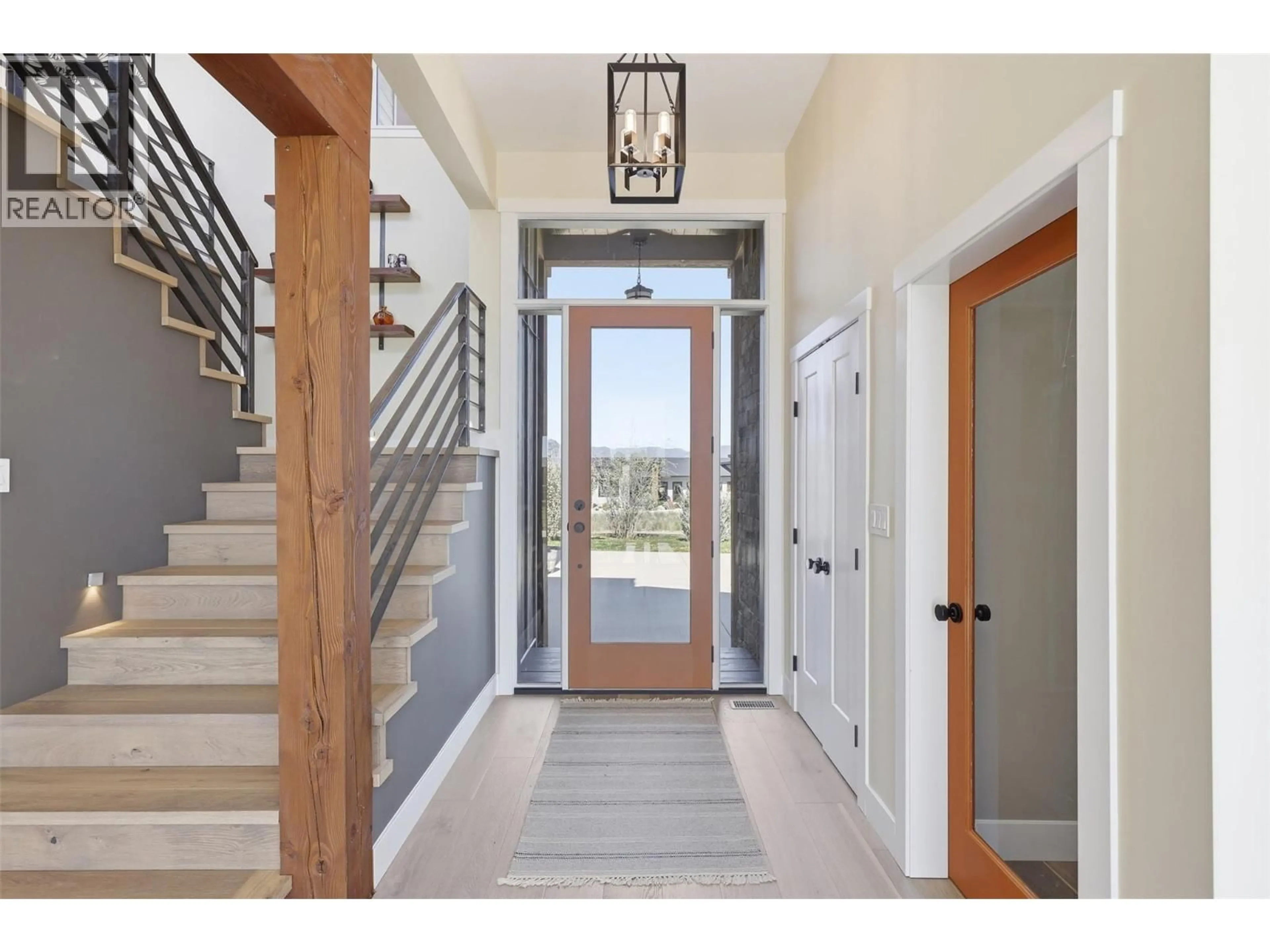 Indoor entryway for 213 RUE CHEVAL NOIR OTHER, Kamloops British Columbia V1S0B3