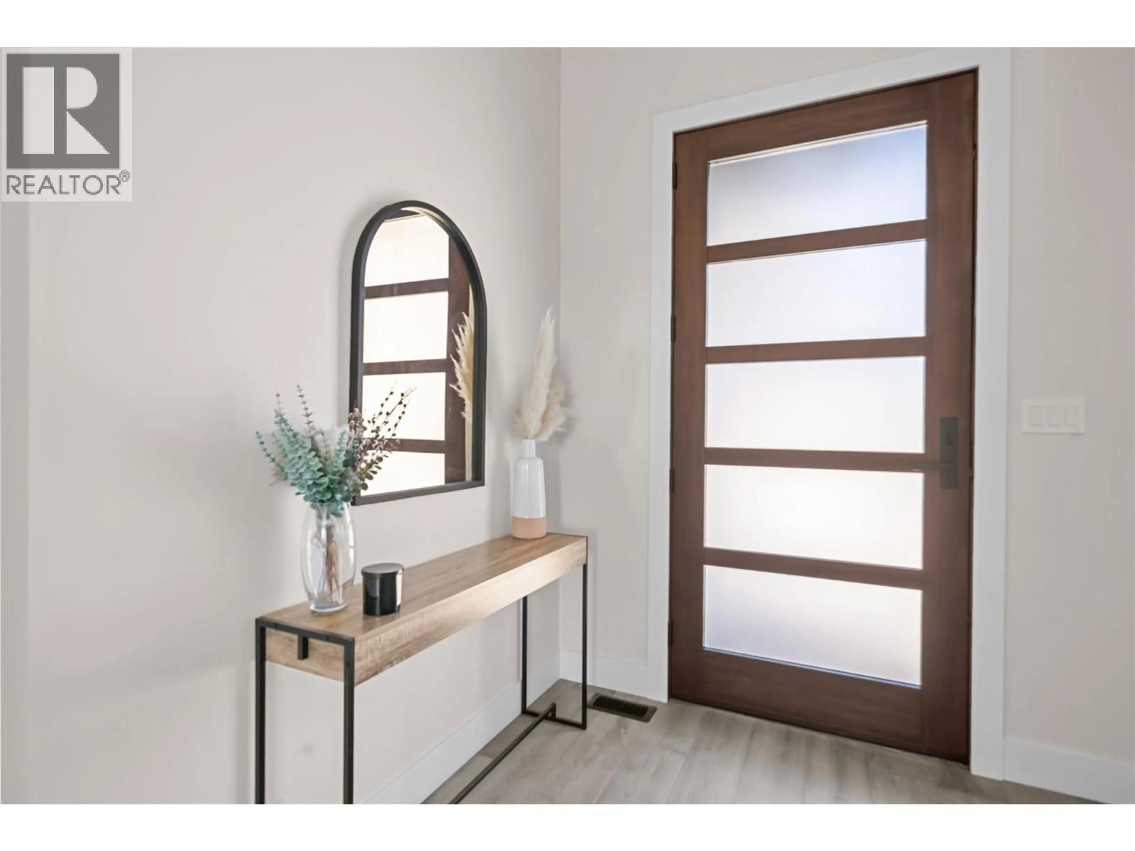 Indoor entryway for 3456 18 AVENUE NORTHEAST, Salmon Arm British Columbia V1E1M9