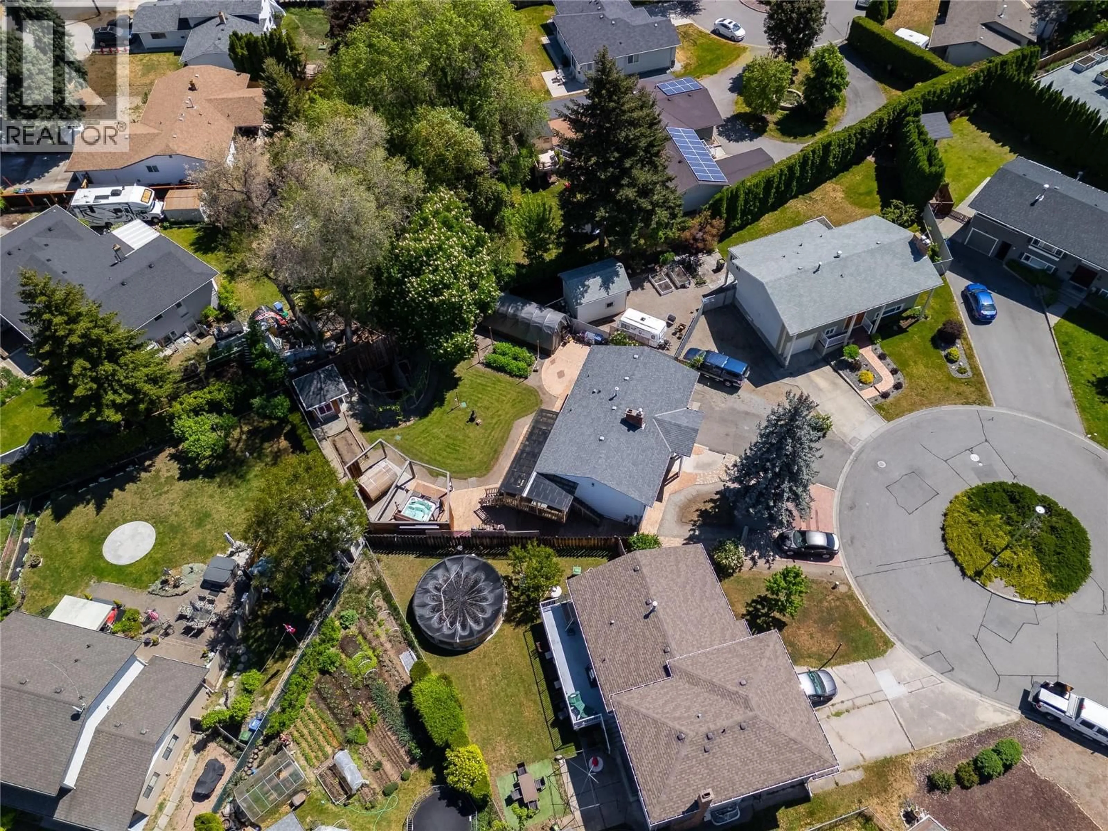 A pic from outside/outdoor area/front of a property/back of a property/a pic from drone, street for 992 GRENFELL COURT, Kelowna British Columbia V1Y8C5