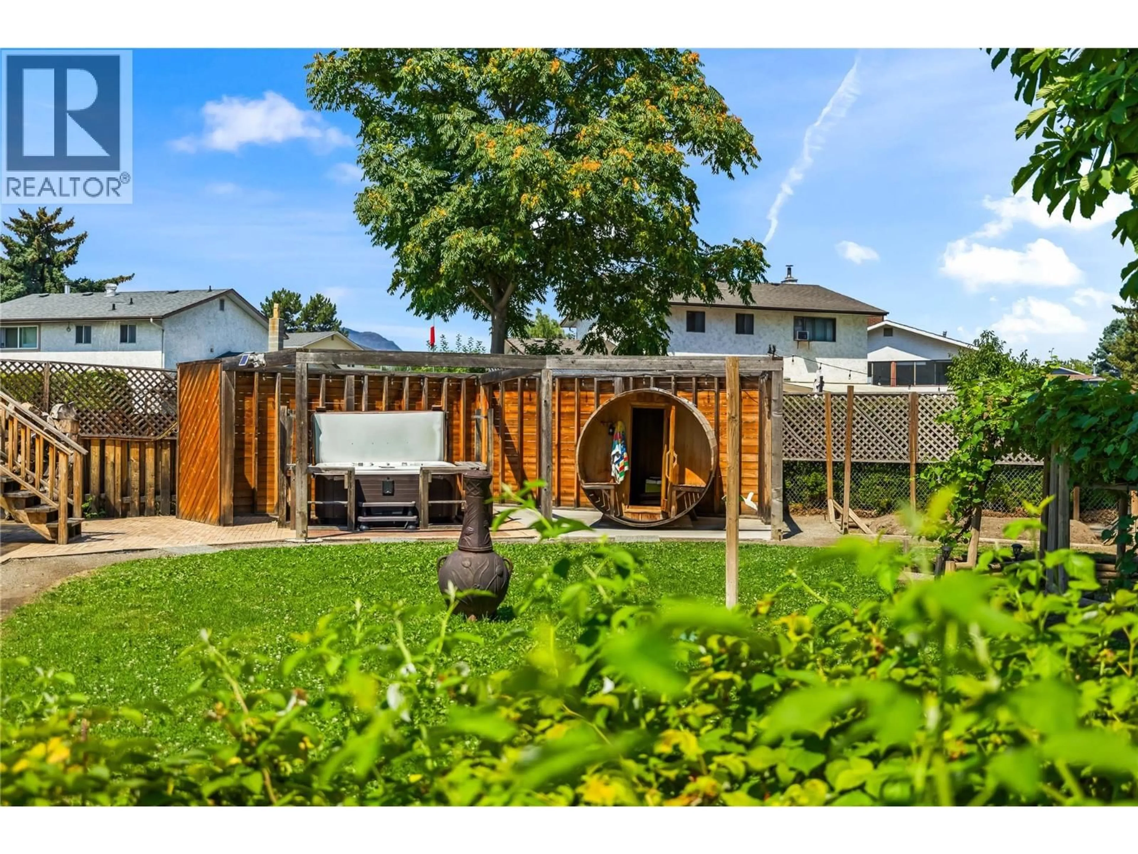 A pic from outside/outdoor area/front of a property/back of a property/a pic from drone, street for 992 GRENFELL COURT, Kelowna British Columbia V1Y8C5