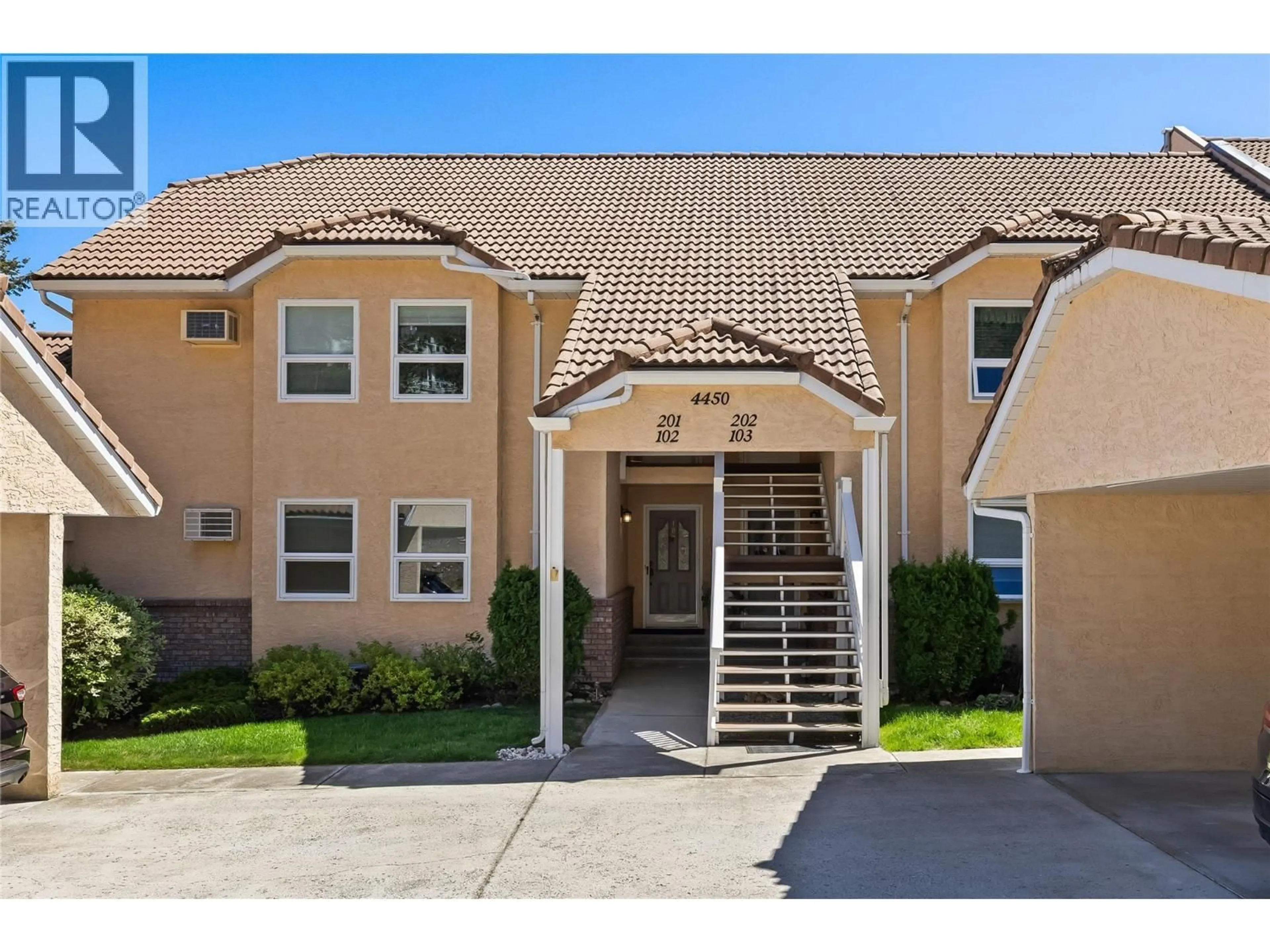Indoor foyer for 102 - 4450 PONDEROSA DRIVE, Peachland British Columbia V0H1X5