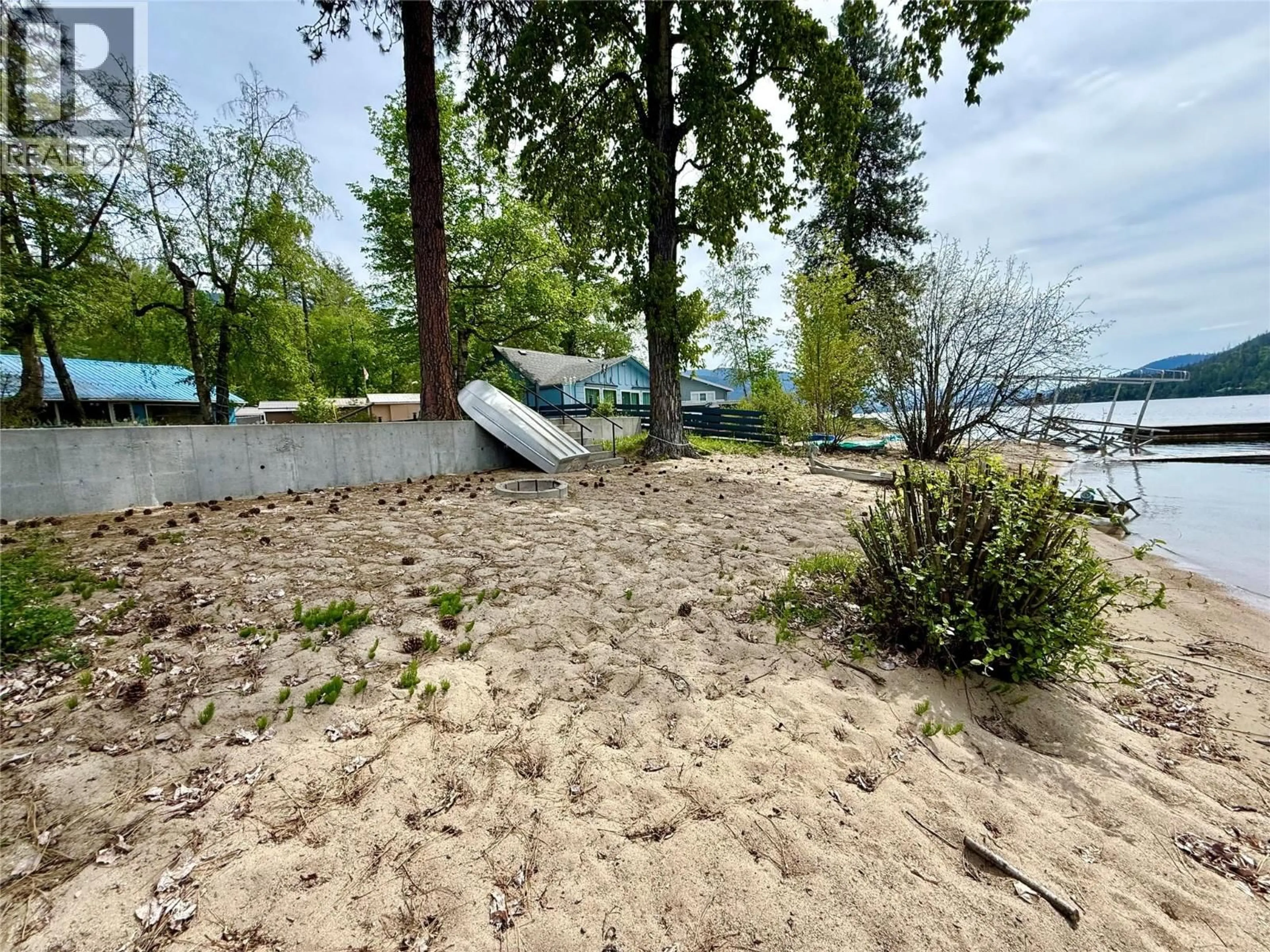 A pic from outside/outdoor area/front of a property/back of a property/a pic from drone, water/lake/river/ocean view for 189 ALPINE ROAD, Christina Lake British Columbia V0H1E1