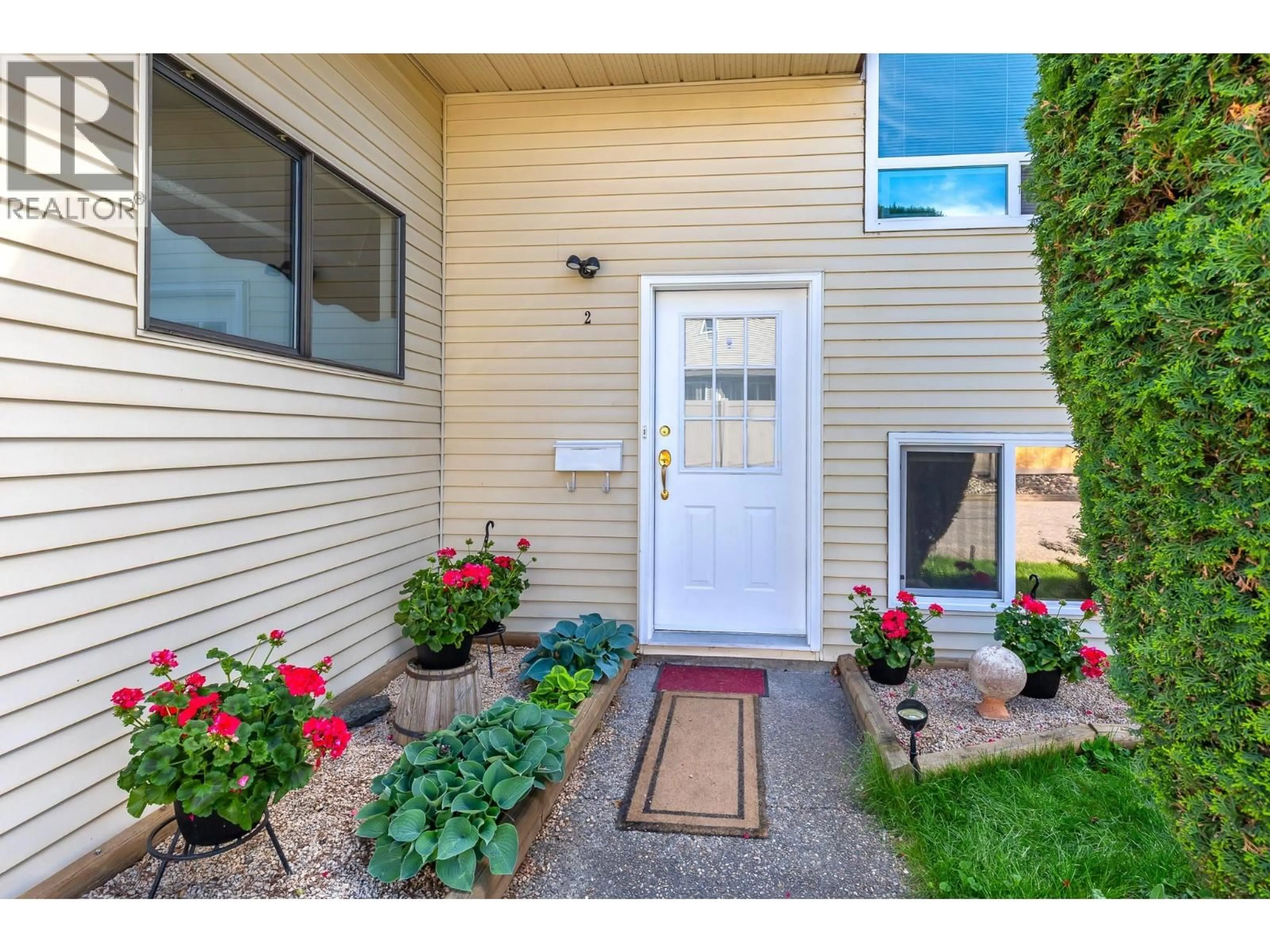 Indoor entryway for 2 - 4405 20 STREET, Vernon British Columbia V1T9K2