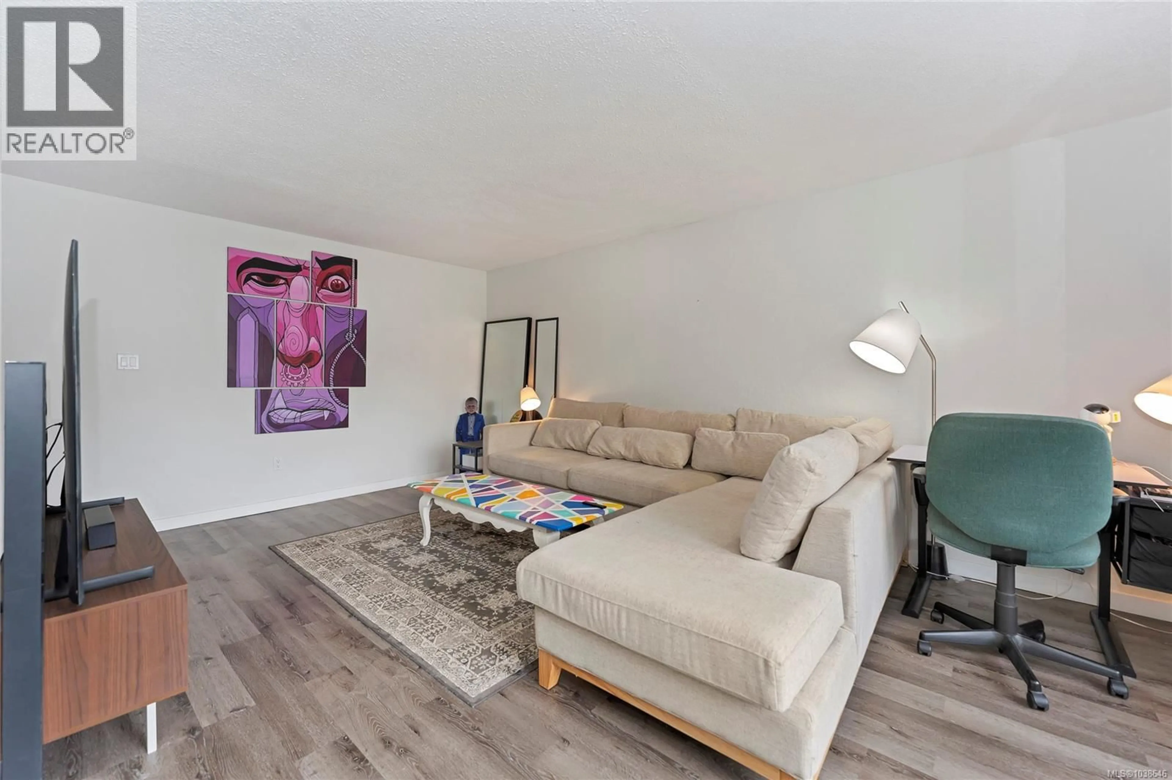 Living room with furniture, wood/laminate floor for 304 - 3040 PINE STREET, Chemainus British Columbia V0R1K1
