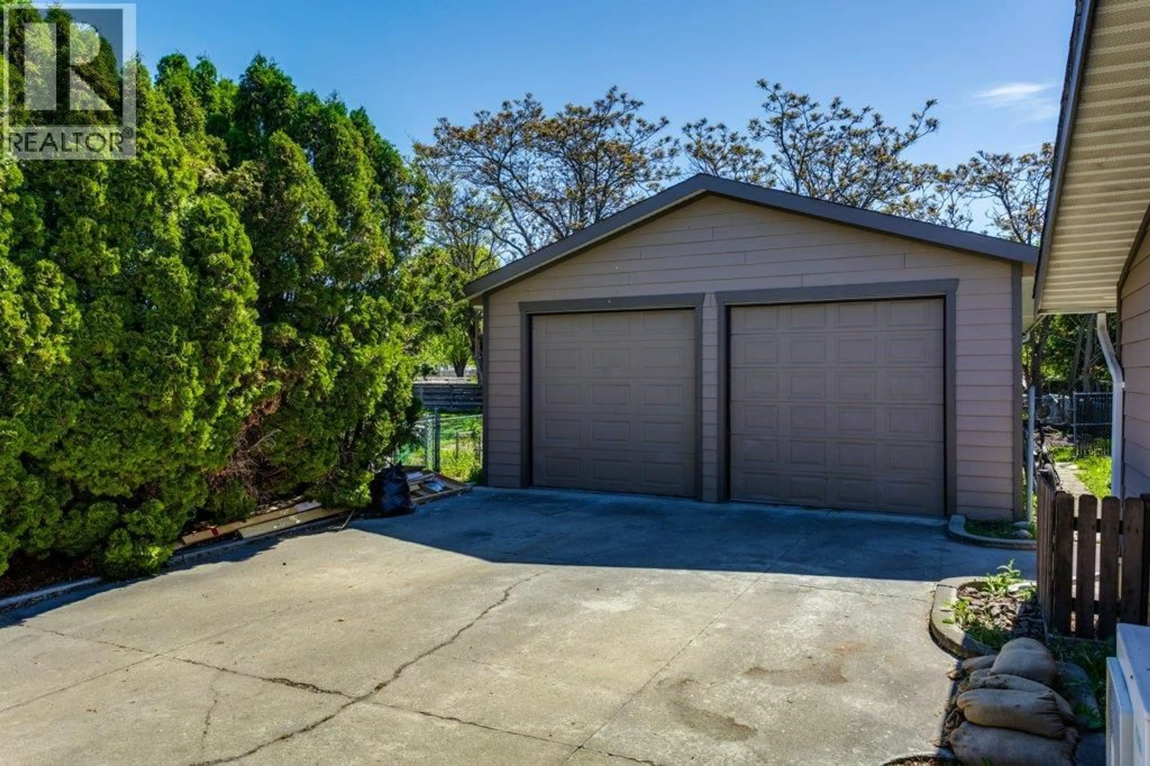 Indoor garage for 2559 BENVOULIN ROAD, Kelowna British Columbia V1W2C9