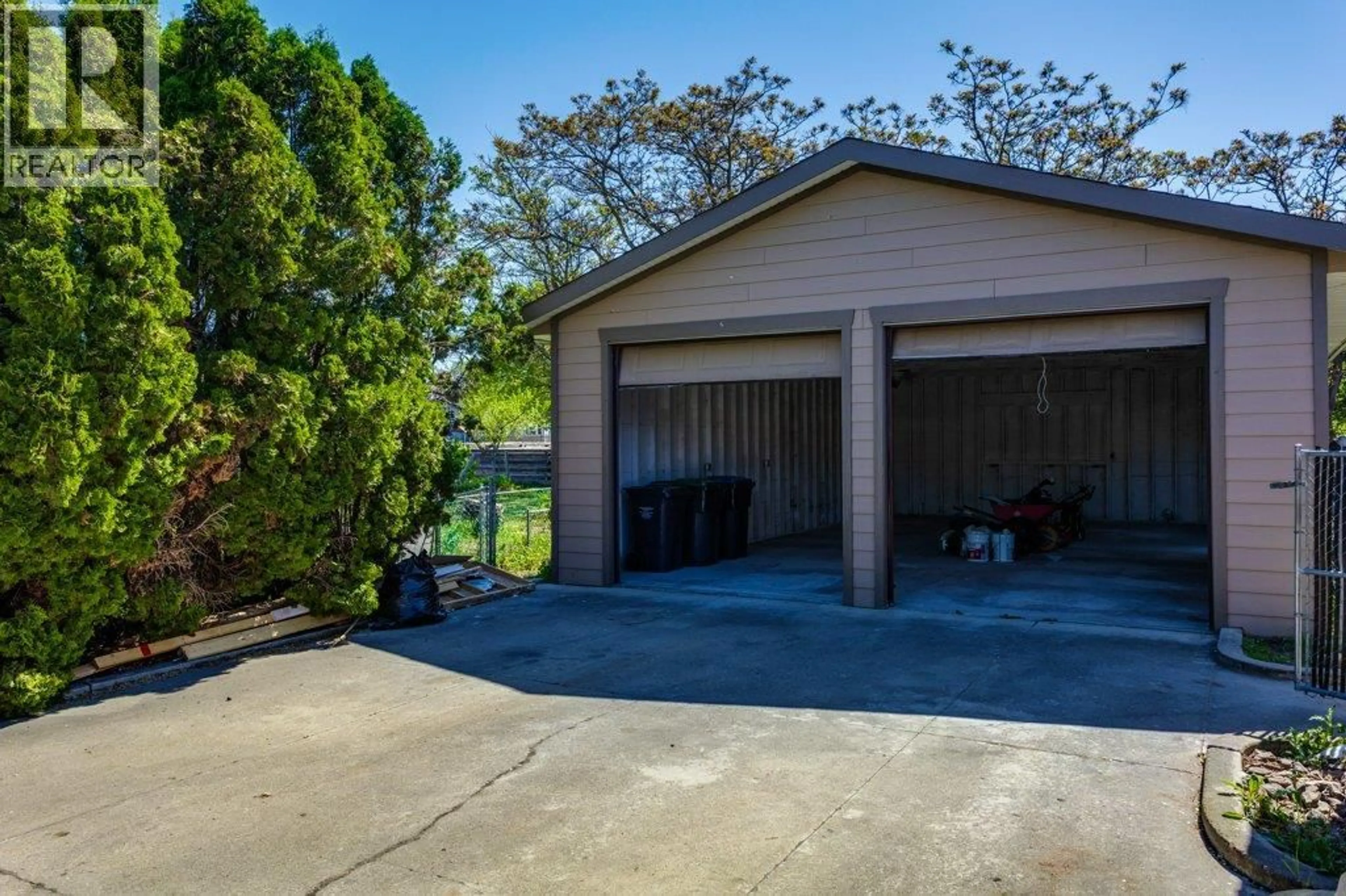 Indoor garage for 2559 BENVOULIN ROAD, Kelowna British Columbia V1W2C9