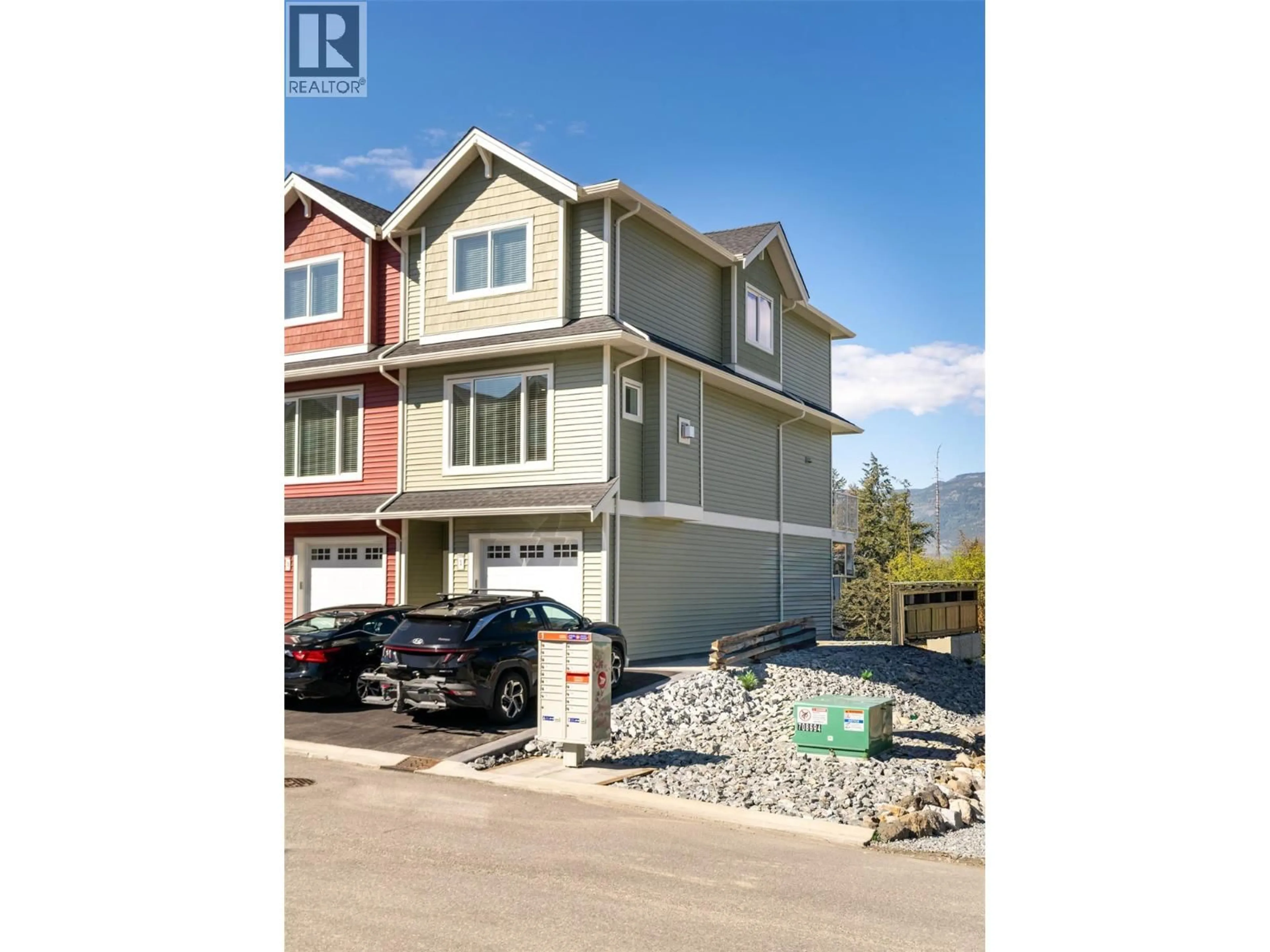 A pic from outside/outdoor area/front of a property/back of a property/a pic from drone, street for 1 - 1910 11 AVENUE NORTHEAST, Salmon Arm British Columbia V1E2V5