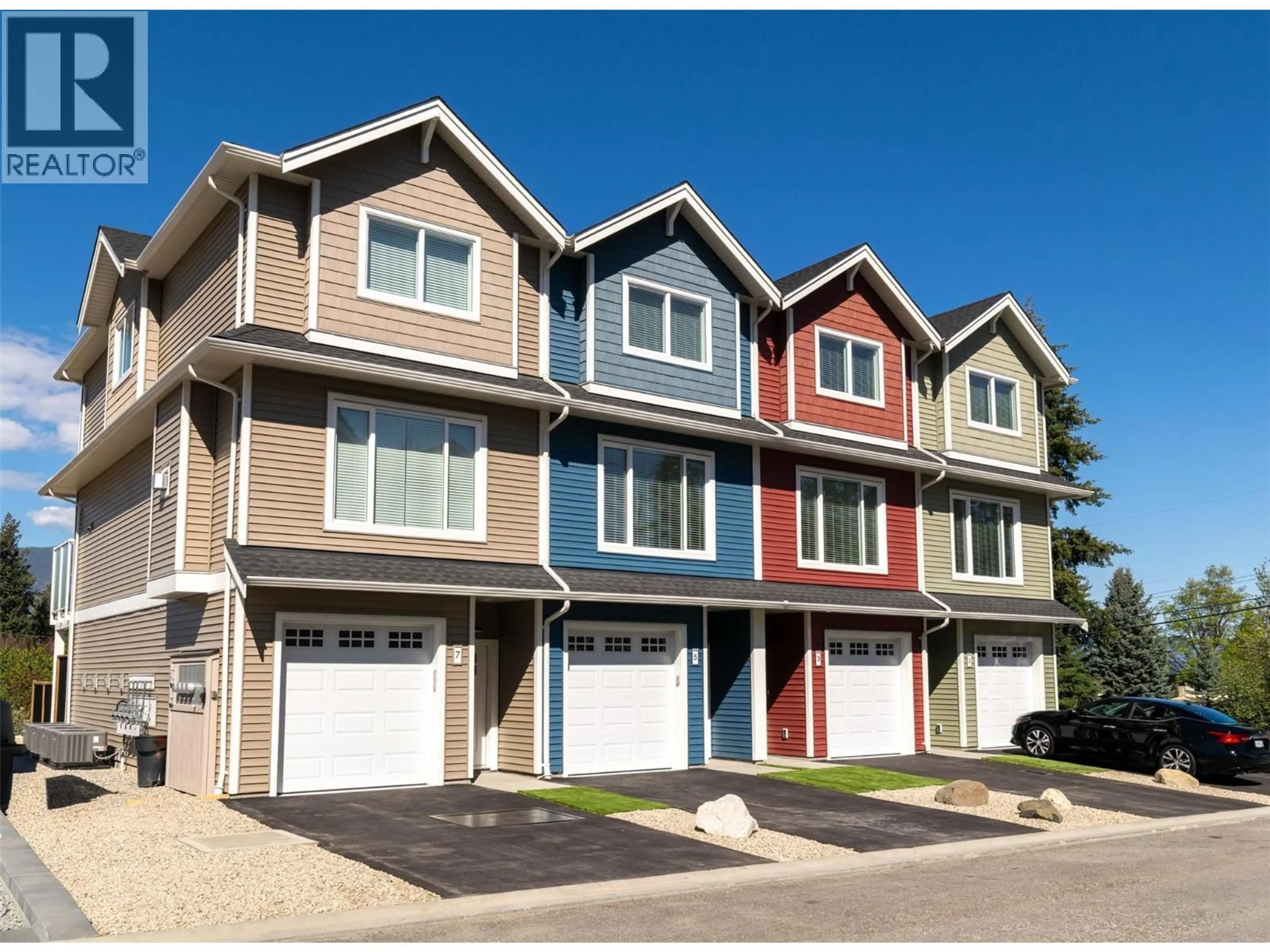 Home with vinyl exterior material, street for 5 - 1910 11 AVENUE NORTHEAST, Salmon Arm British Columbia V1E2V5