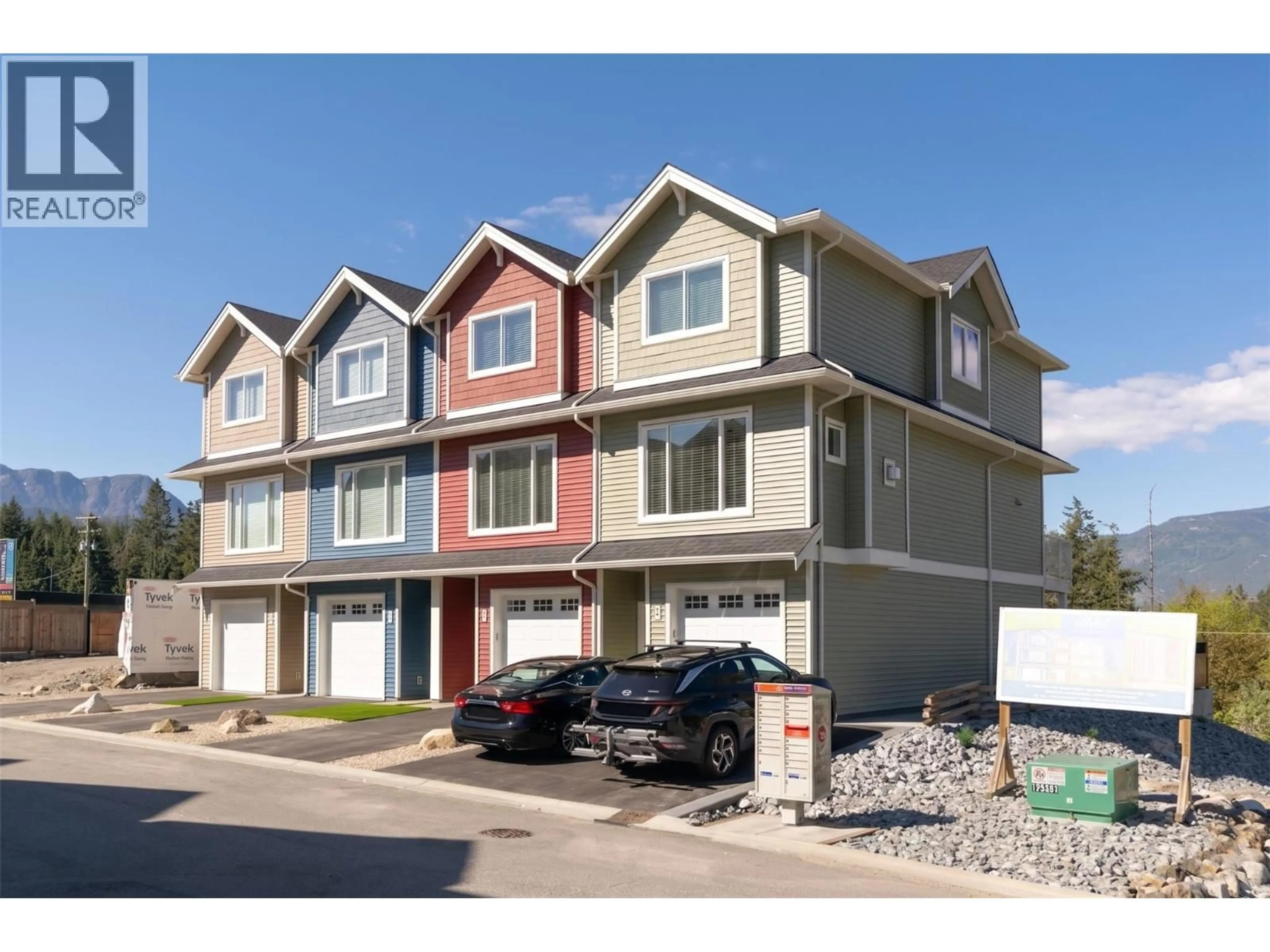 Home with vinyl exterior material, street for 5 - 1910 11 AVENUE NORTHEAST, Salmon Arm British Columbia V1E2V5