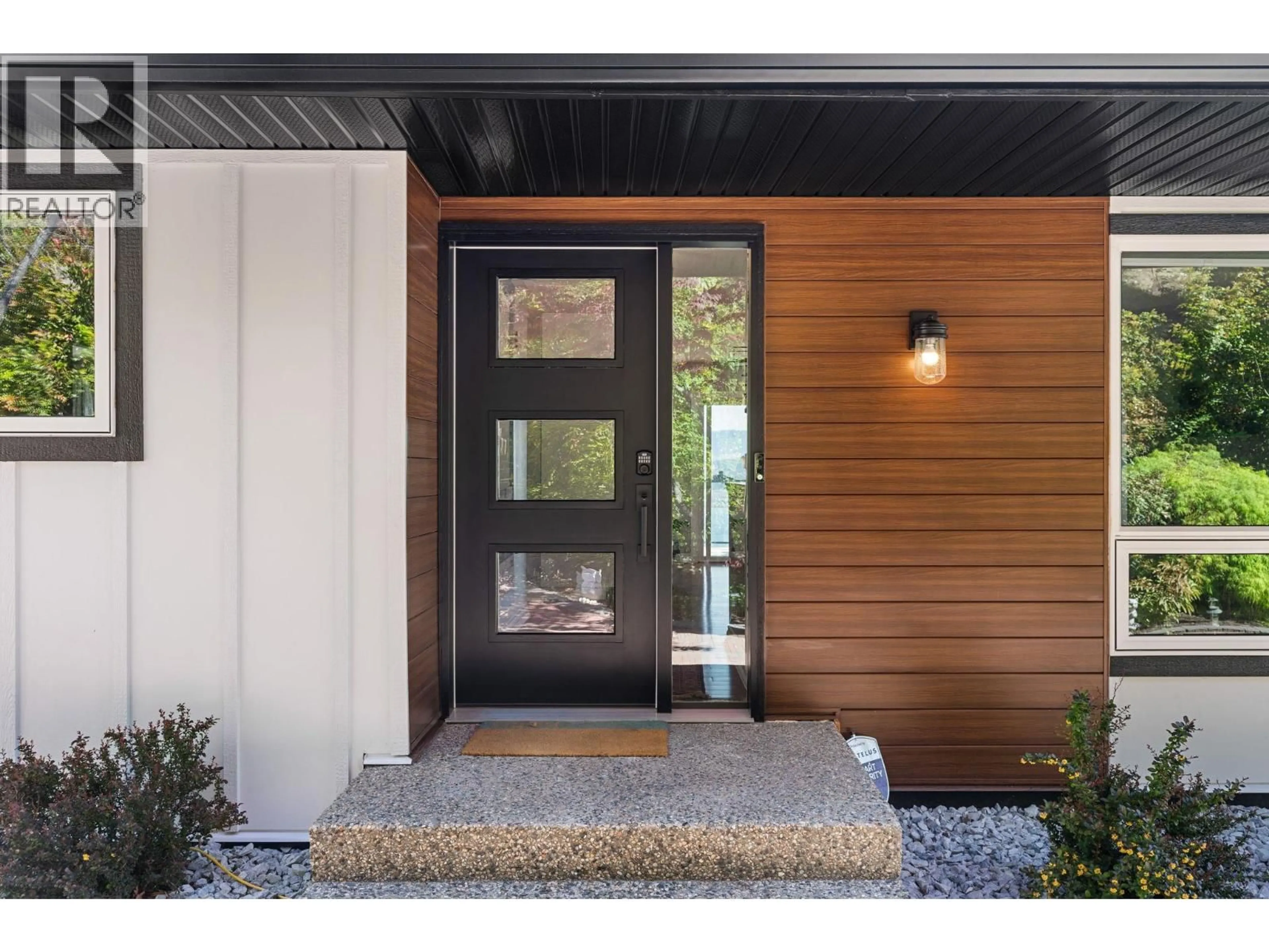Indoor entryway for 1659 SCOTT CRESCENT, Kelowna British Columbia V1Z2Y2