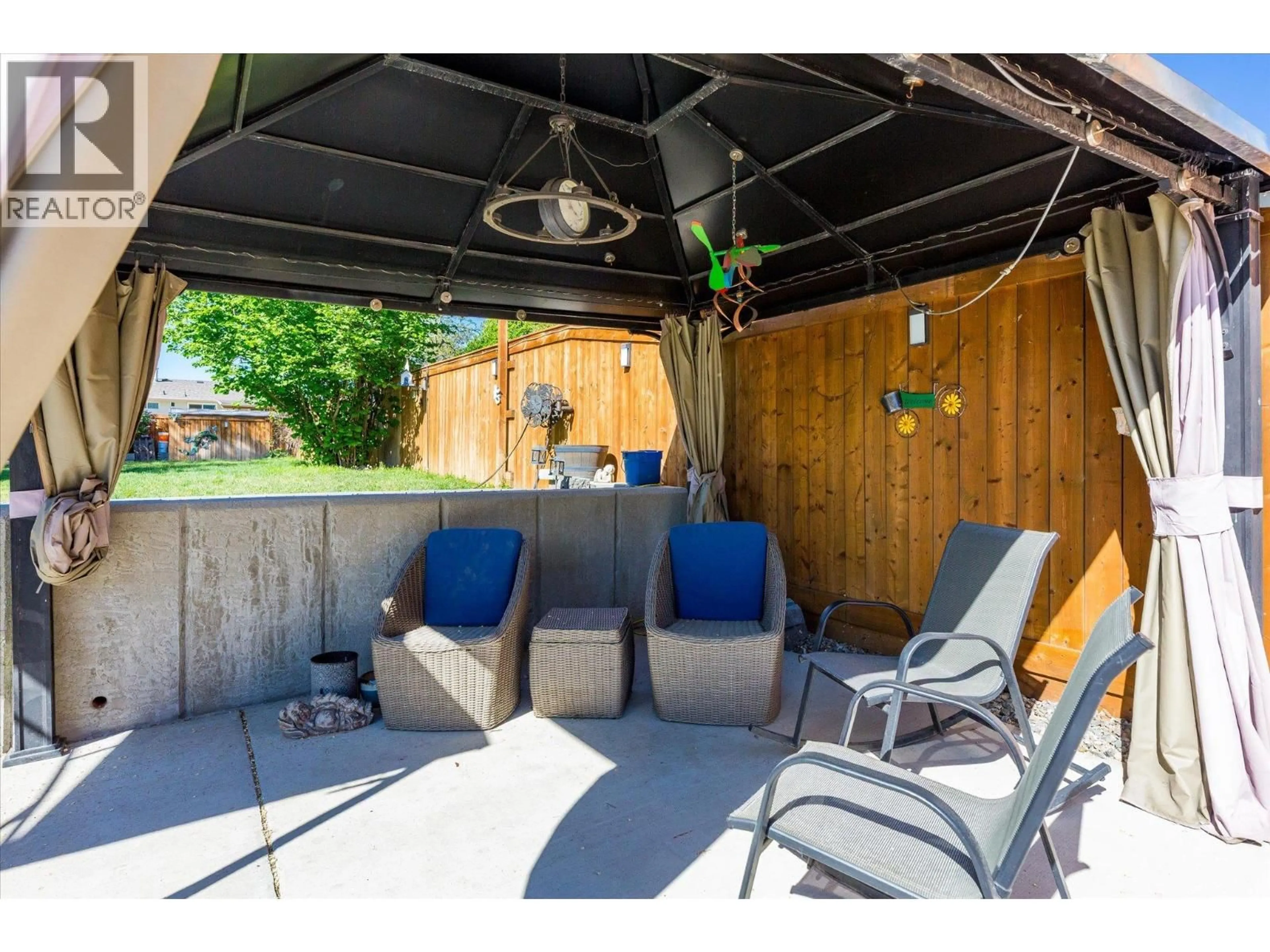 Patio, street for 2946 SPRINGFIELD ROAD, Kelowna British Columbia V1X4N7