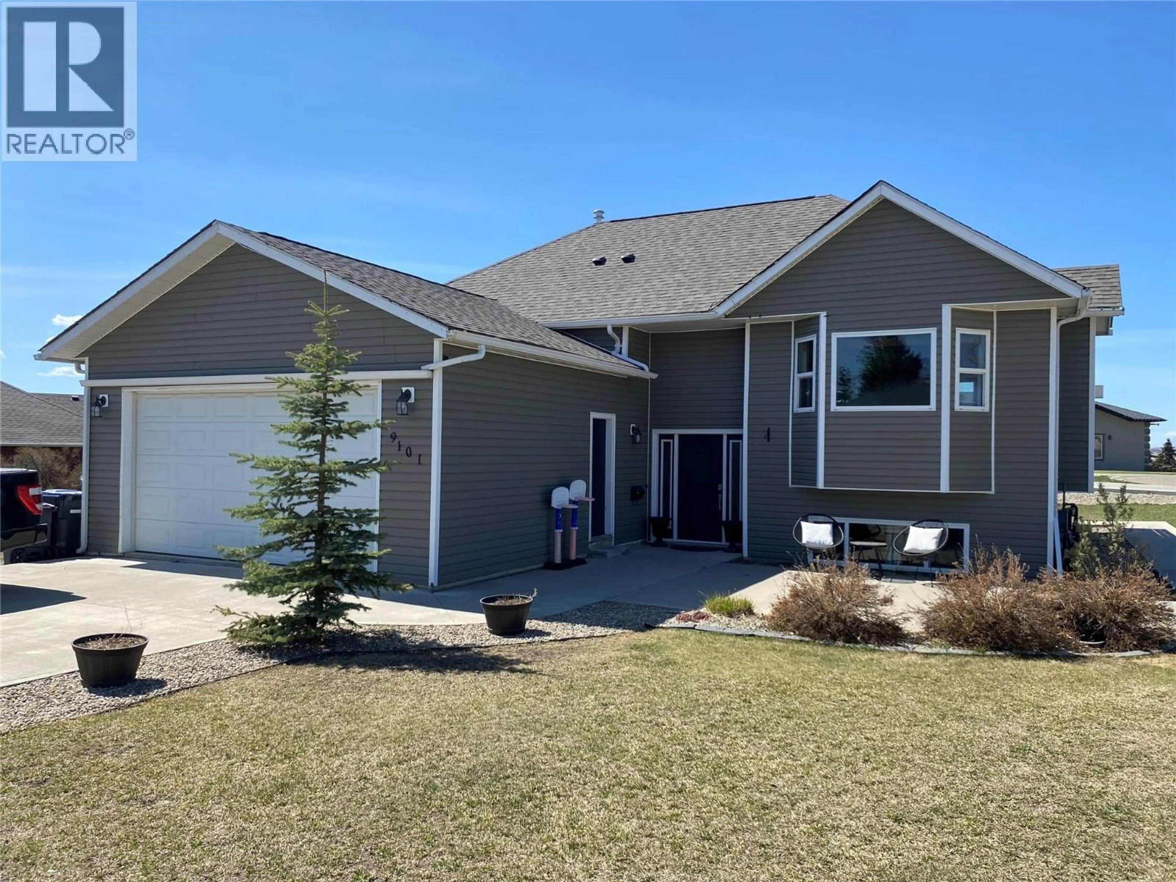 Home with vinyl exterior material, street for 9101 19 STREET, Dawson Creek British Columbia V1G4E3