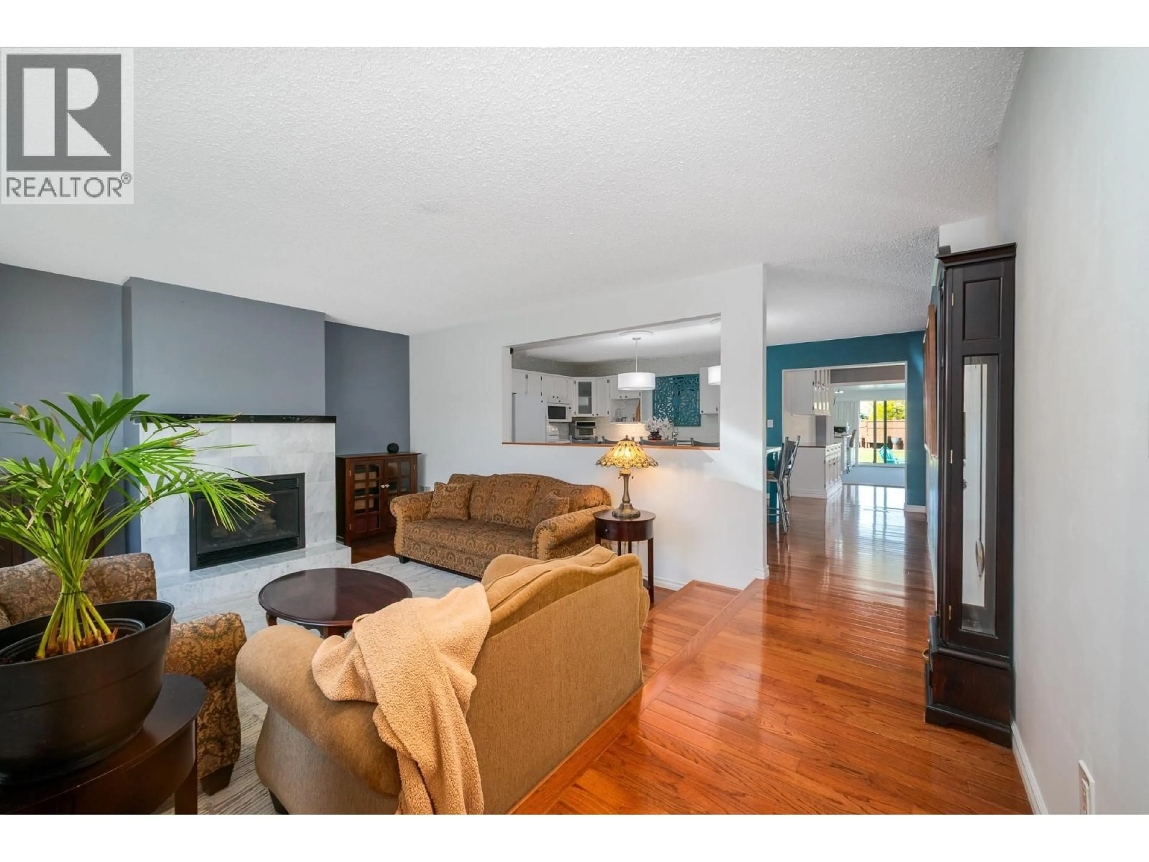 Living room with furniture, wood/laminate floor for 350 PERTH ROAD, Kelowna British Columbia V1X3R4