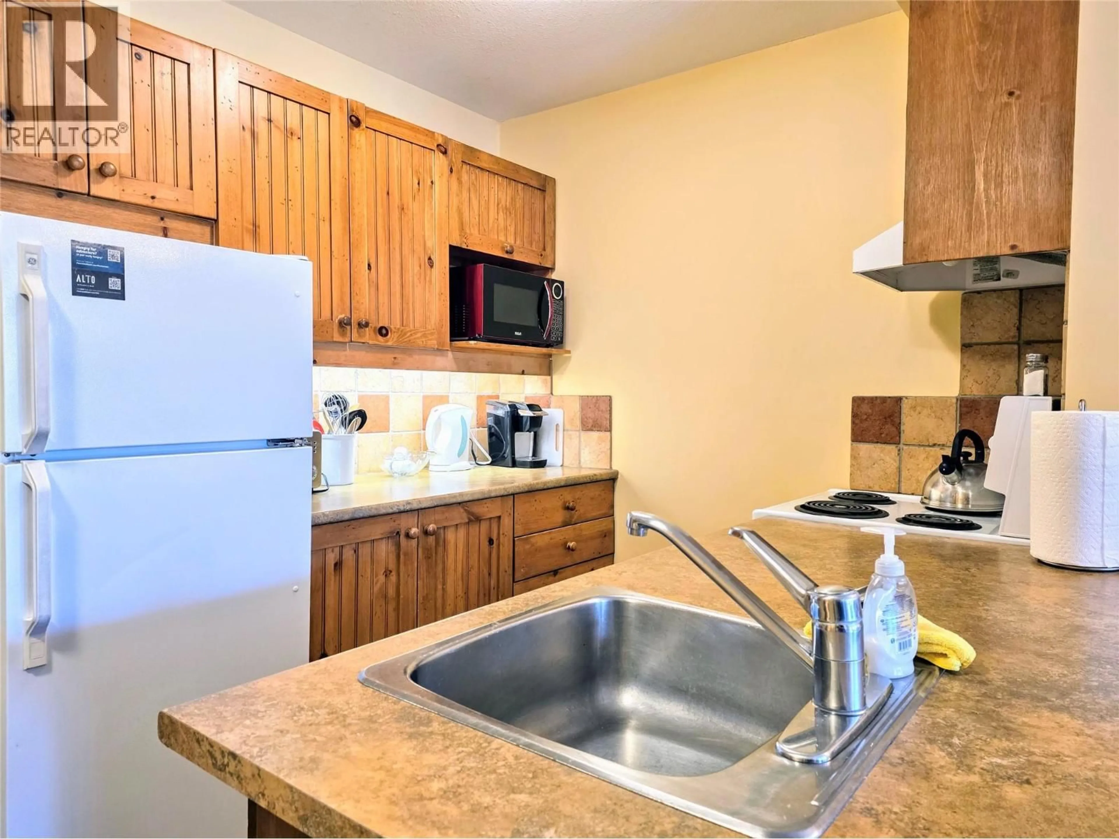 Standard kitchen, unknown for 318 - 2080 SUMMIT DRIVE, Panorama British Columbia V0A1T0
