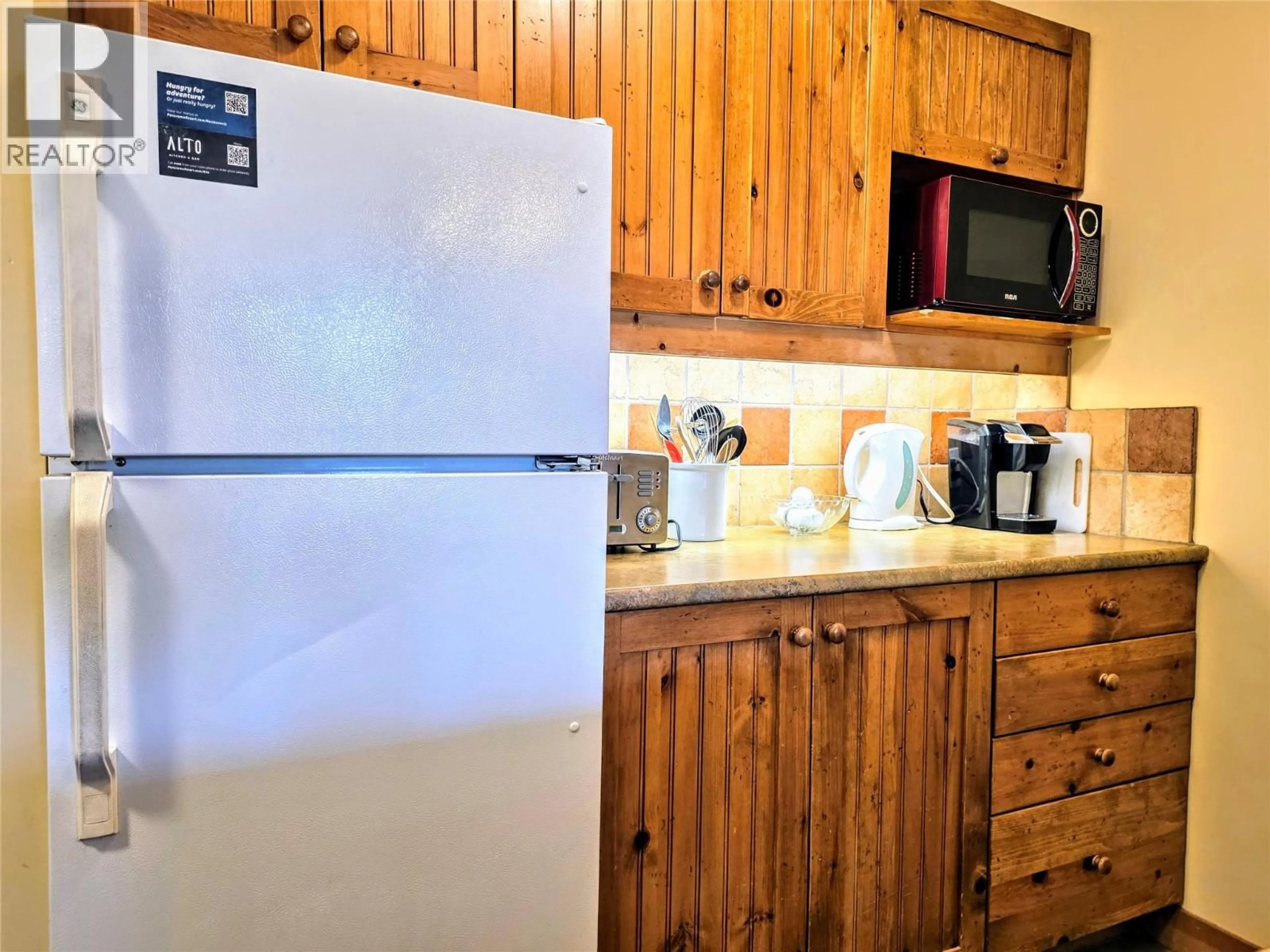 Standard kitchen, wood/laminate floor for 318 - 2080 SUMMIT DRIVE, Panorama British Columbia V0A1T0
