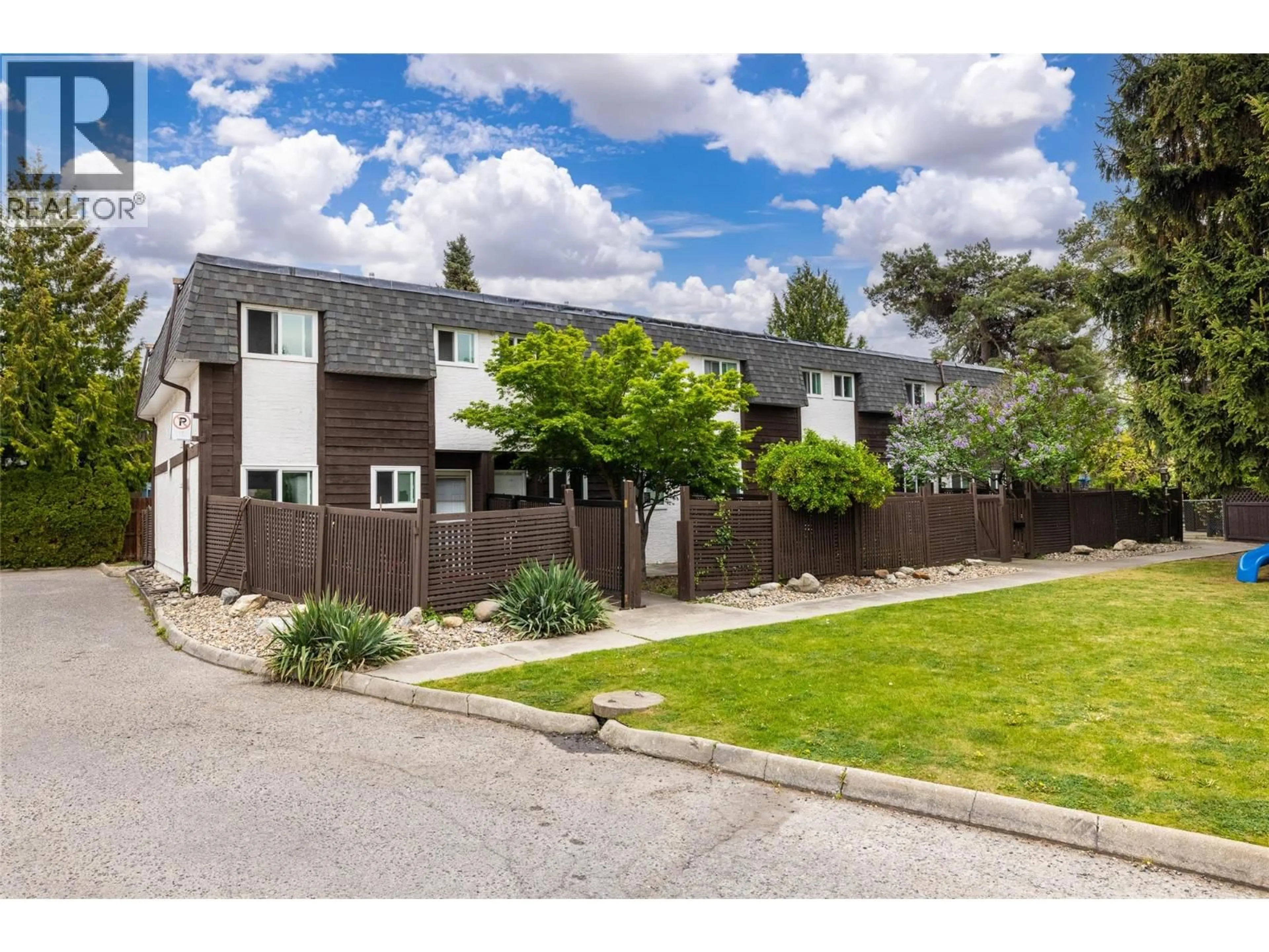 A pic from outside/outdoor area/front of a property/back of a property/a pic from drone, street for 2 - 3135 WALNUT STREET, Kelowna British Columbia V1W3T6