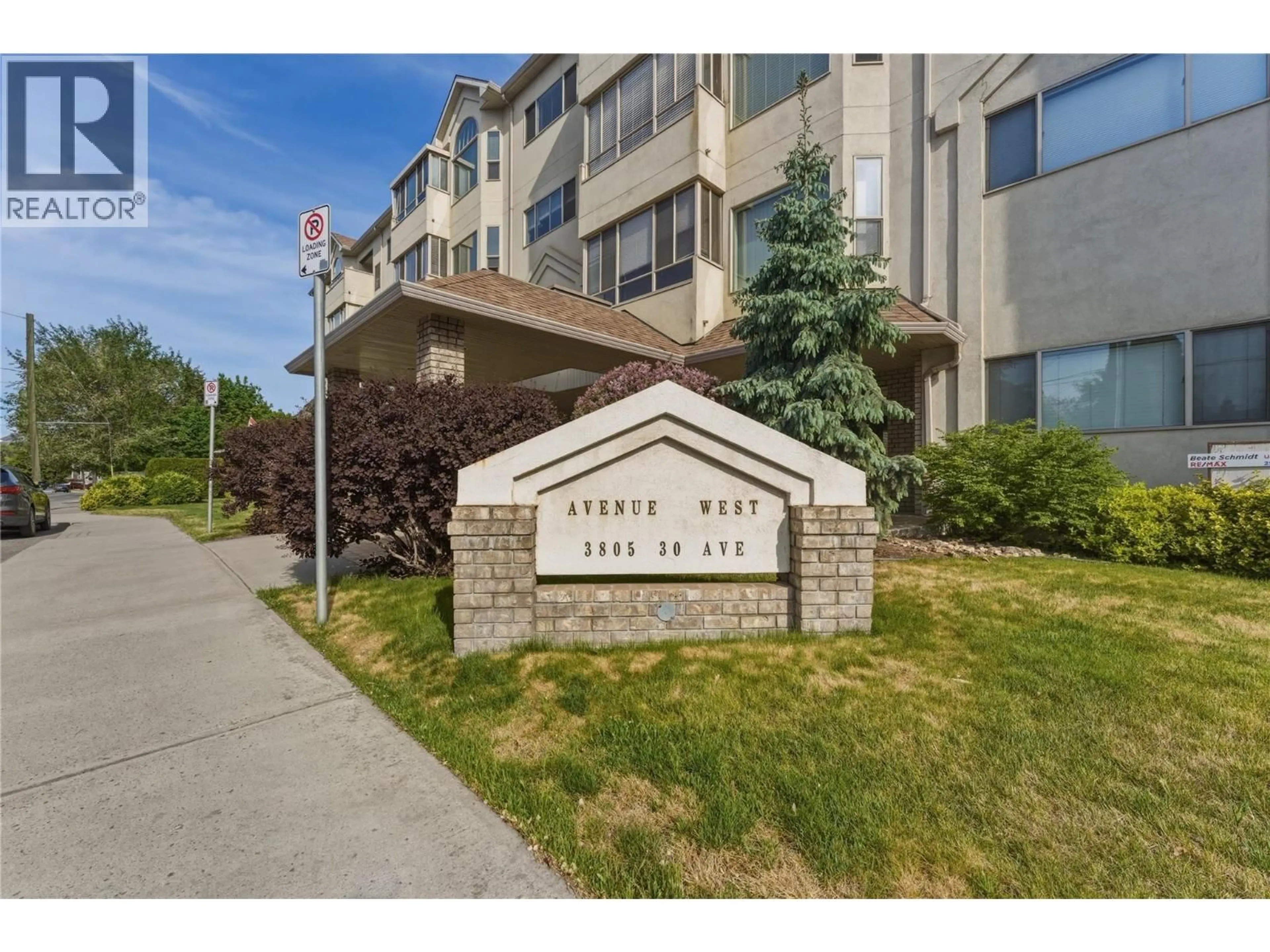 Indoor foyer for 403 - 3805 30 AVENUE, Vernon British Columbia V1T9M3