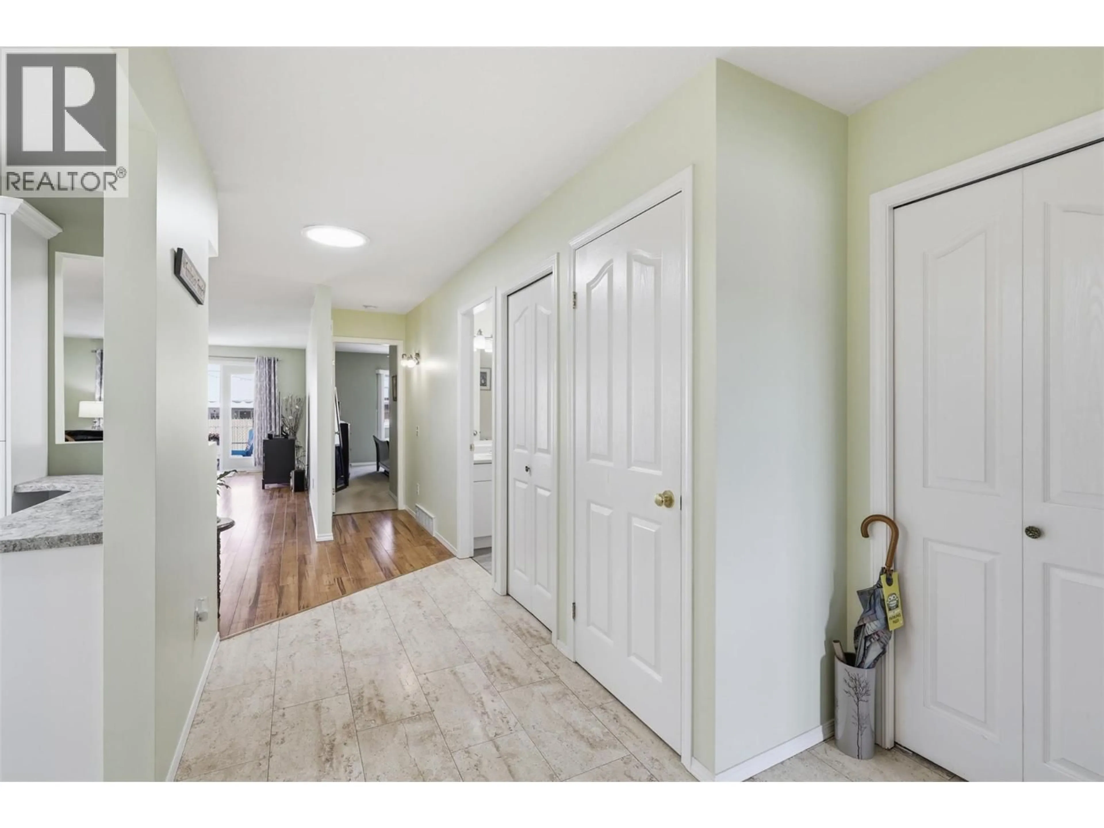 Indoor entryway for 4 - 1195 14 STREET, Kamloops British Columbia V2B8L1
