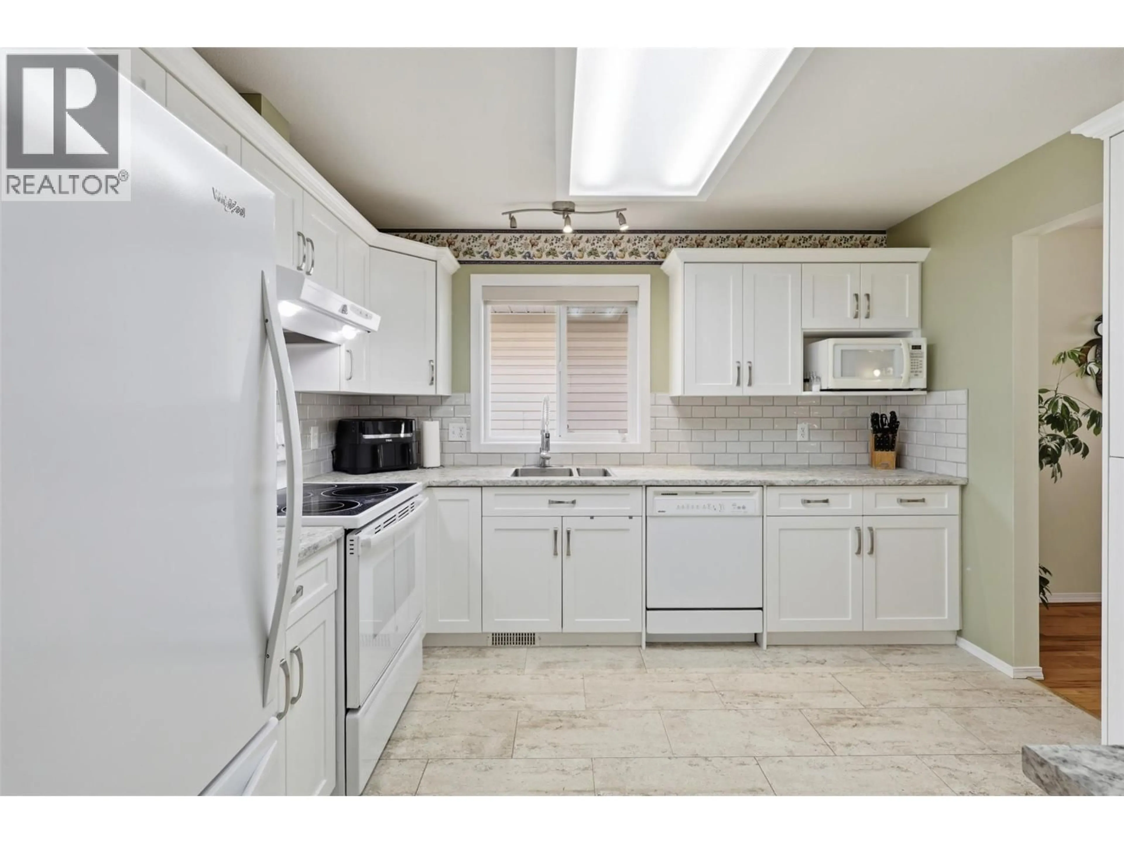 Standard kitchen, ceramic/tile floor for 4 - 1195 14 STREET, Kamloops British Columbia V2B8L1