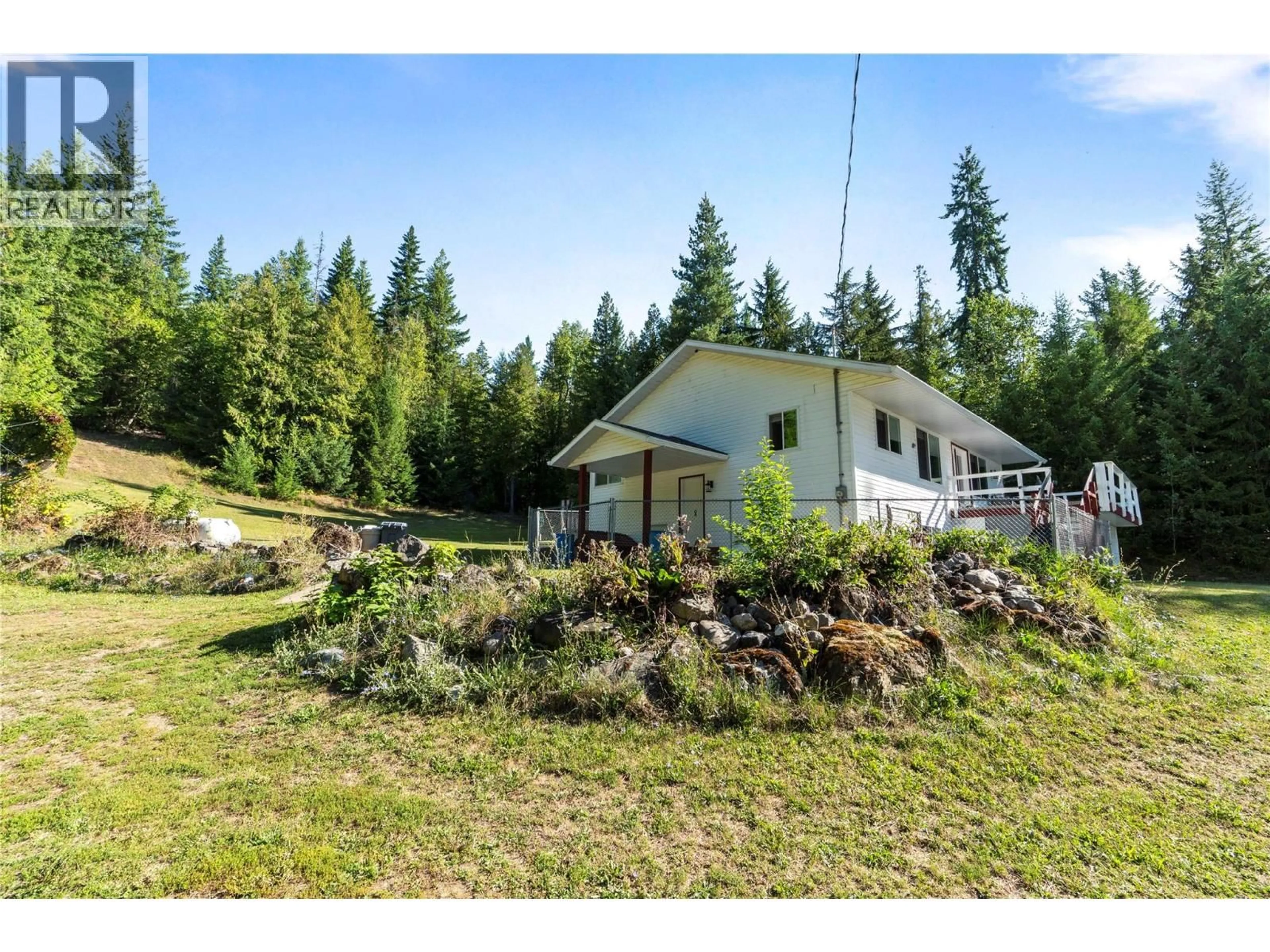 A pic from outside/outdoor area/front of a property/back of a property/a pic from drone, unknown for 6803 MAGNA BAY DRIVE, Magna Bay British Columbia V0E1M7