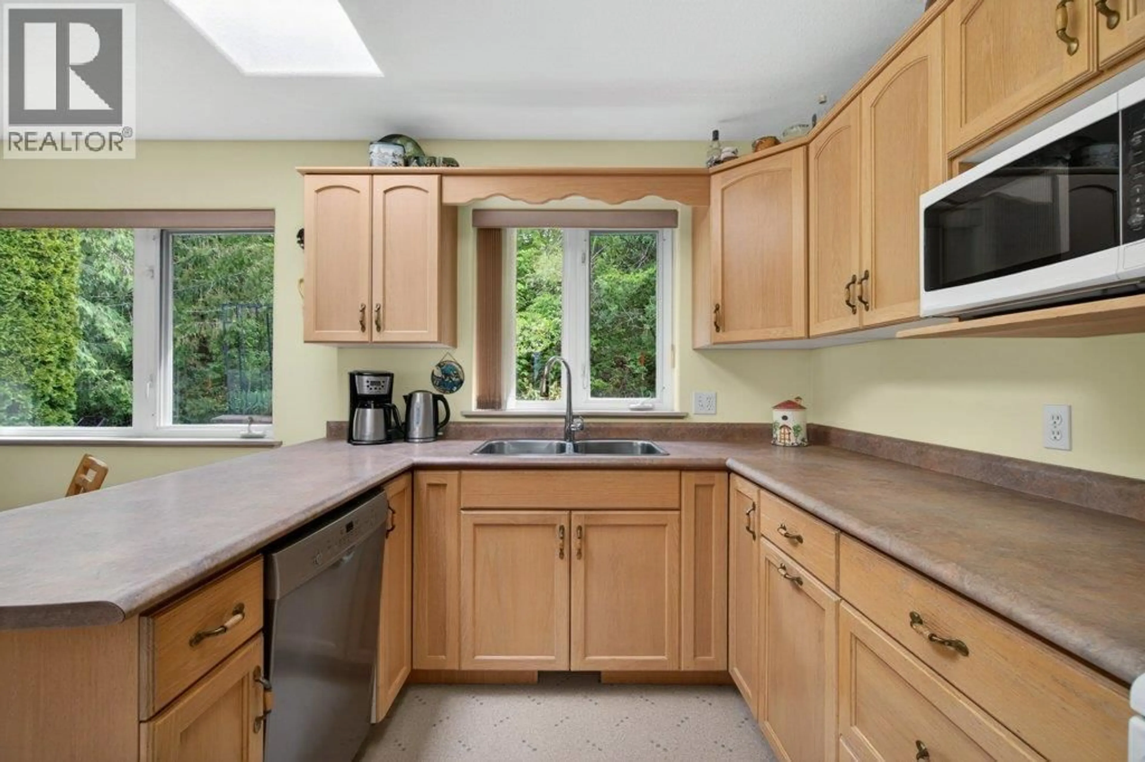 Standard kitchen, unknown for 416 27 STREET SOUTHEAST, Salmon Arm British Columbia V1E1K7