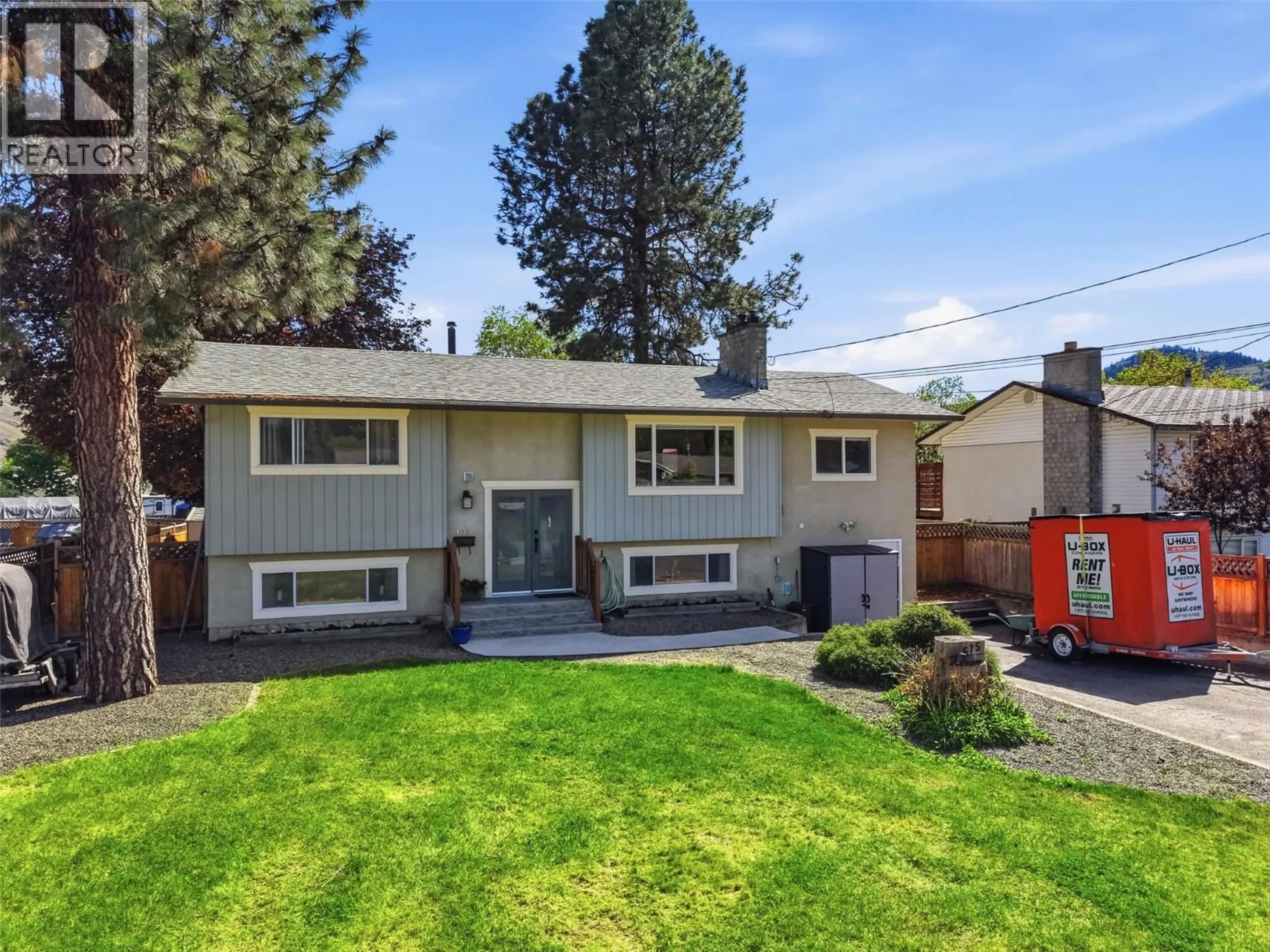 Home with vinyl exterior material, street for 675 SICAMORE DRIVE, Kamloops British Columbia V2B6R6