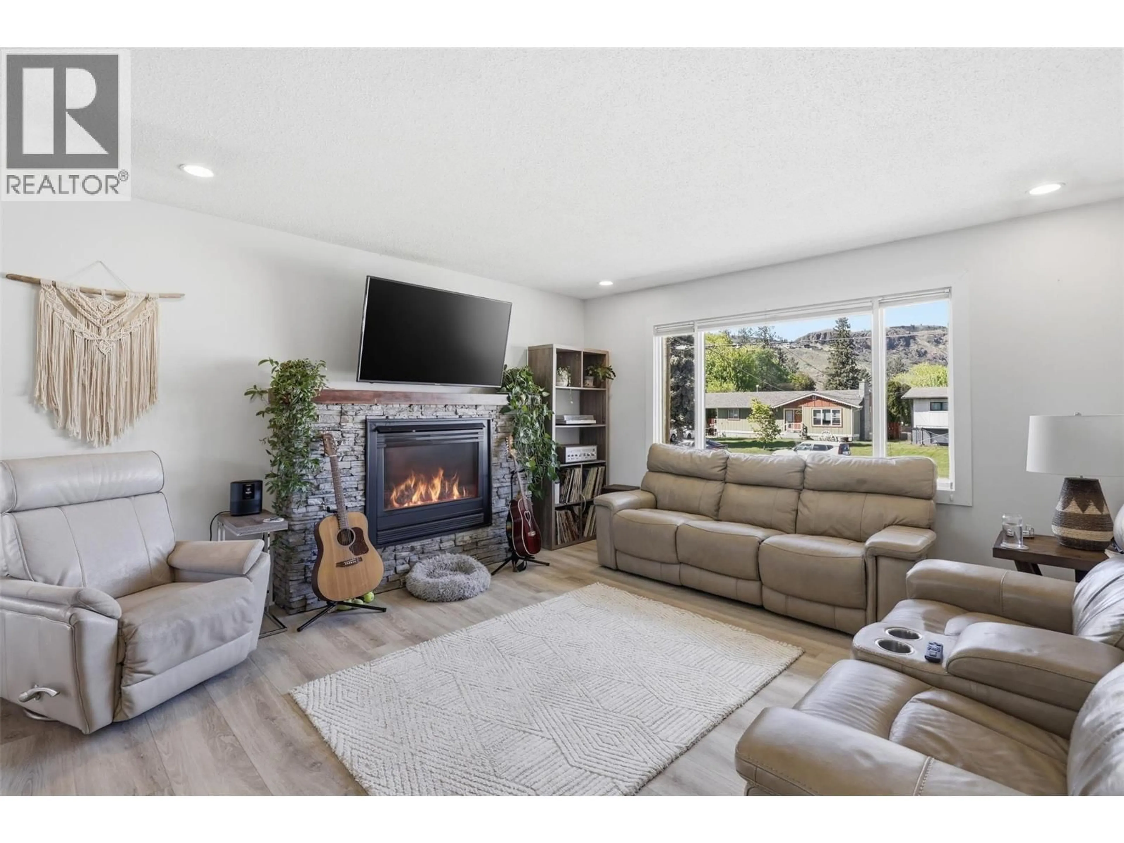 Living room with furniture, unknown for 675 SICAMORE DRIVE, Kamloops British Columbia V2B6R6