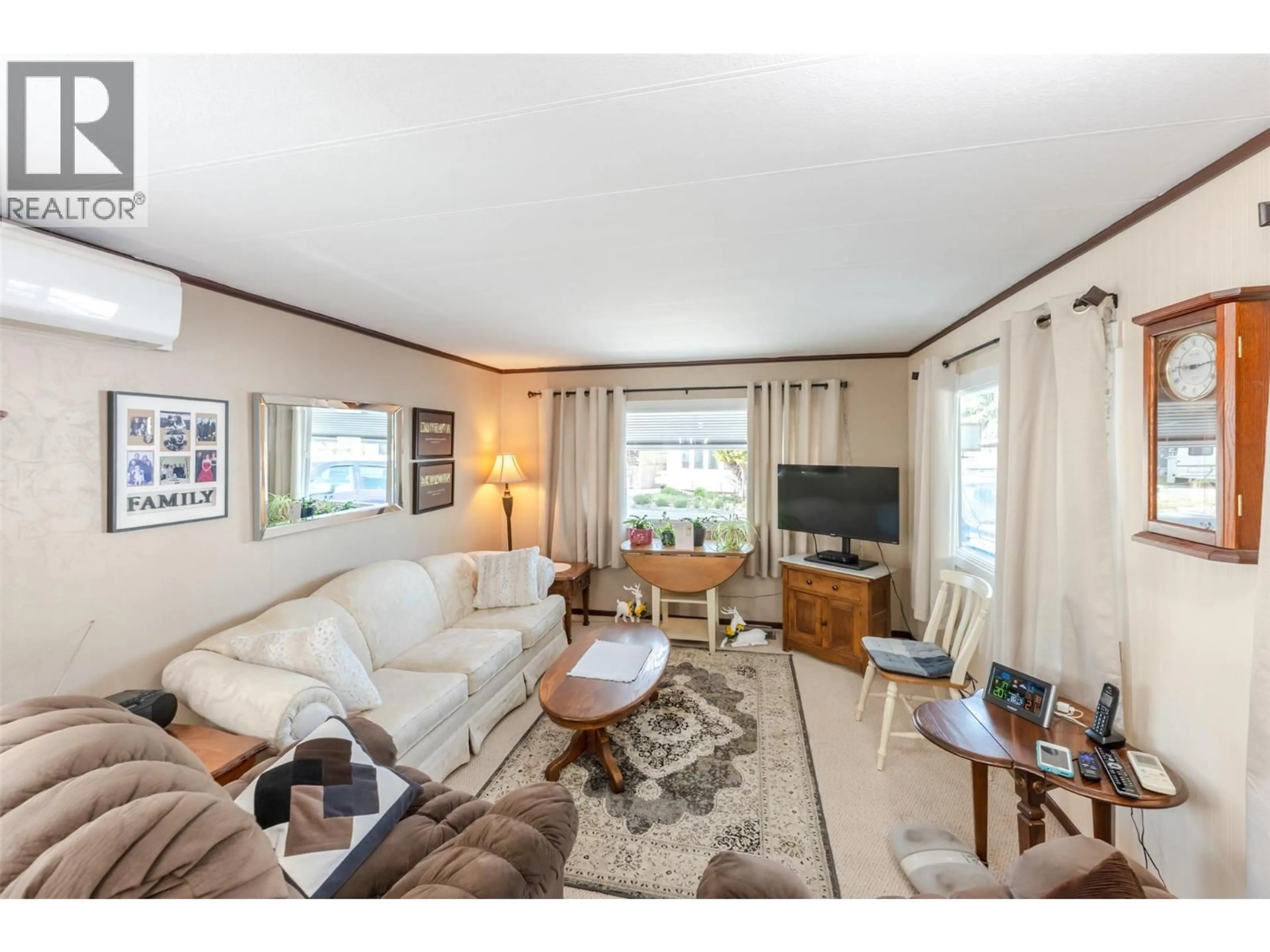 Living room with furniture, wood/laminate floor for 26 - 197 DAUPHIN AVENUE, Penticton British Columbia V2A3S3
