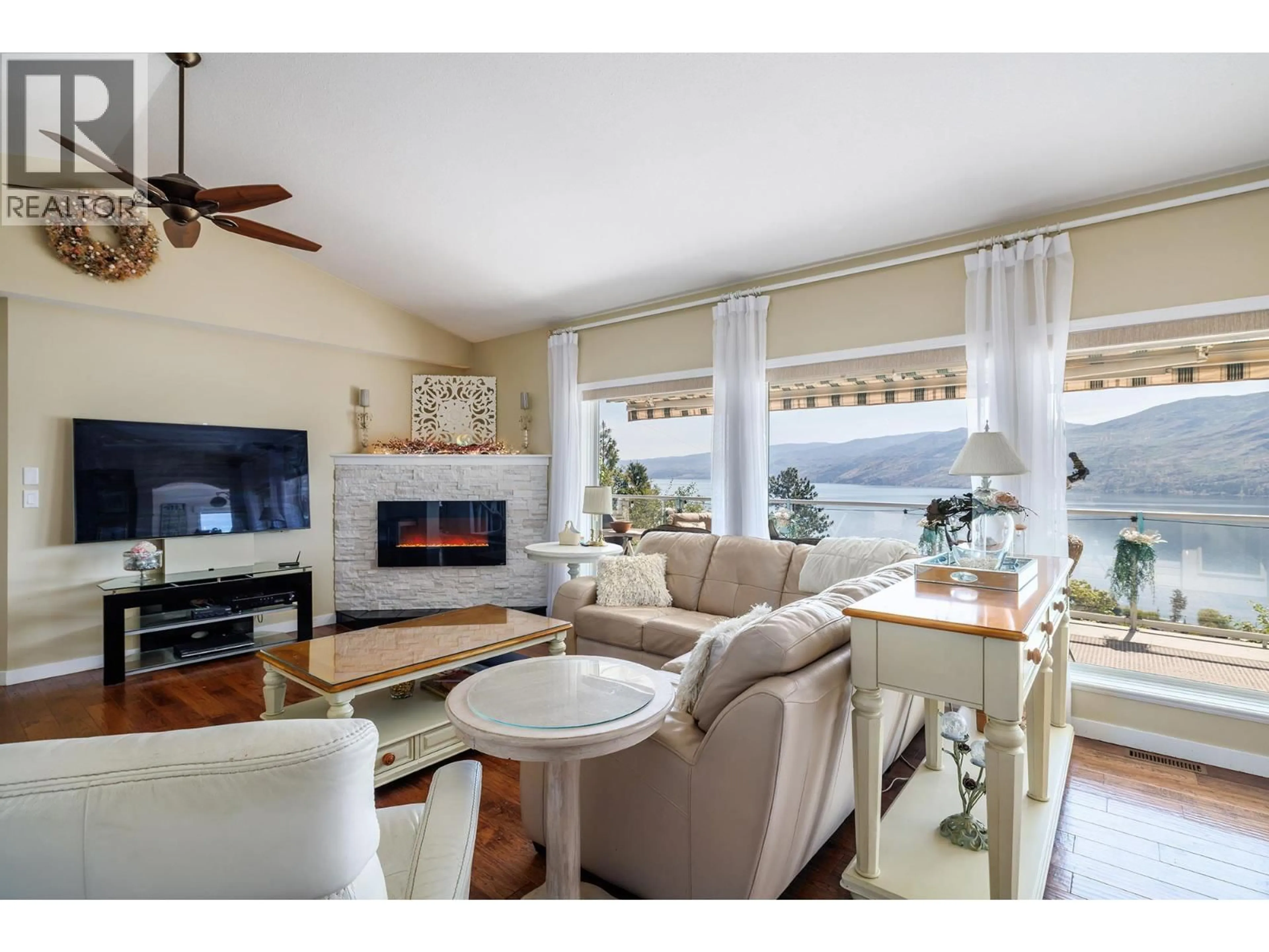 Living room with furniture, unknown for 5273 SUTHERLAND ROAD, Peachland British Columbia V0H1X2