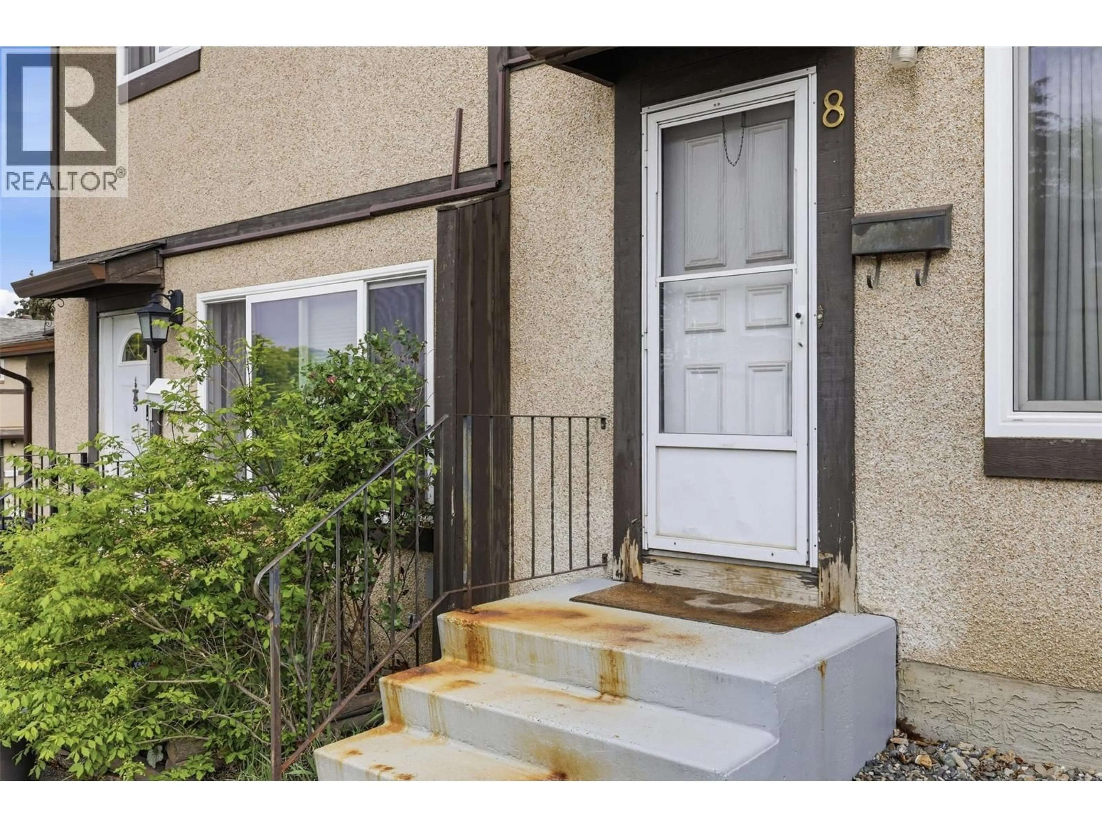 Indoor entryway for 8 - 1605 SUMMIT DRIVE, Kamloops British Columbia V2E2A5