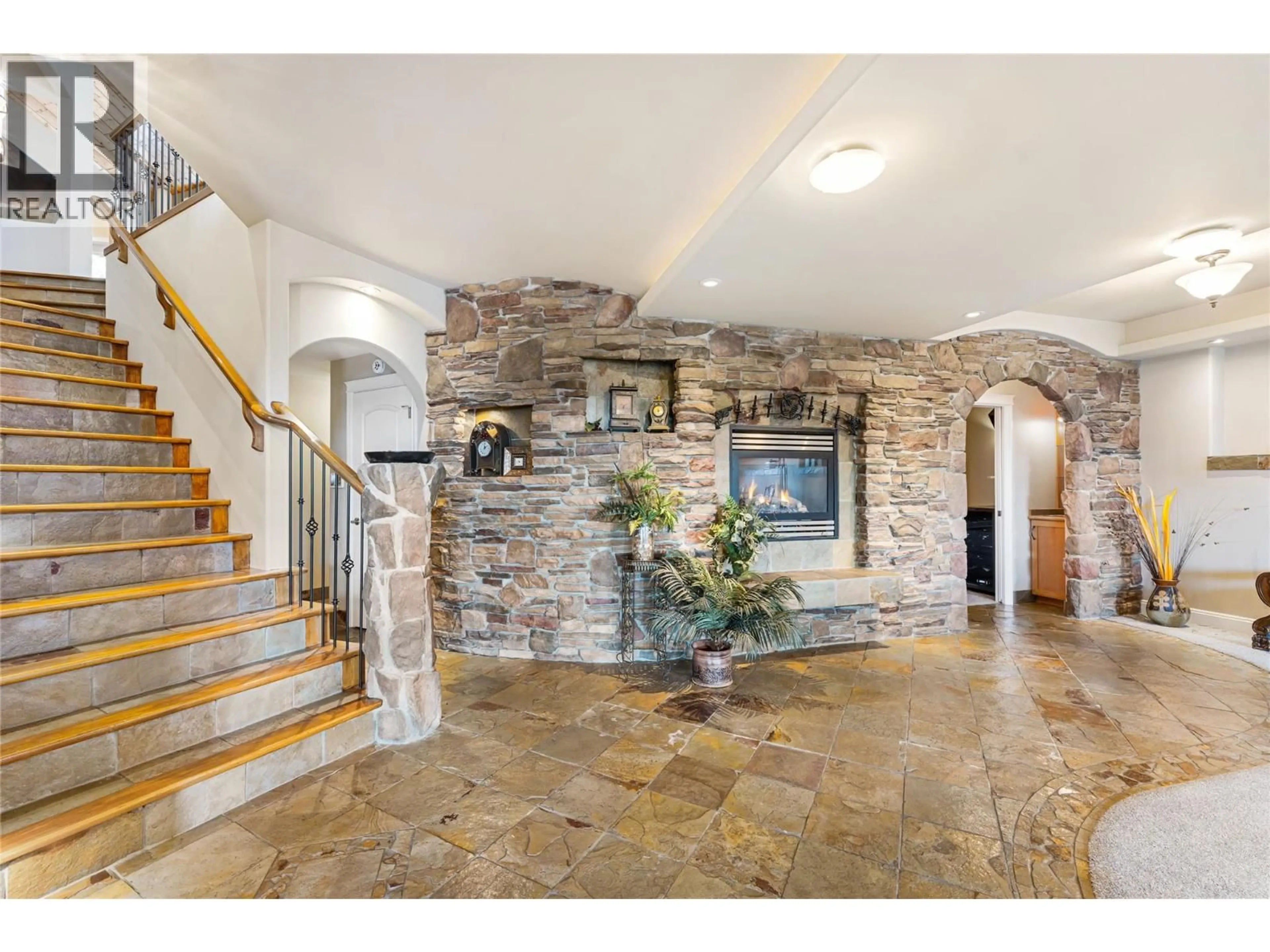 Indoor foyer for 1778 VINEYARD DRIVE, Kelowna British Columbia V4T2W7