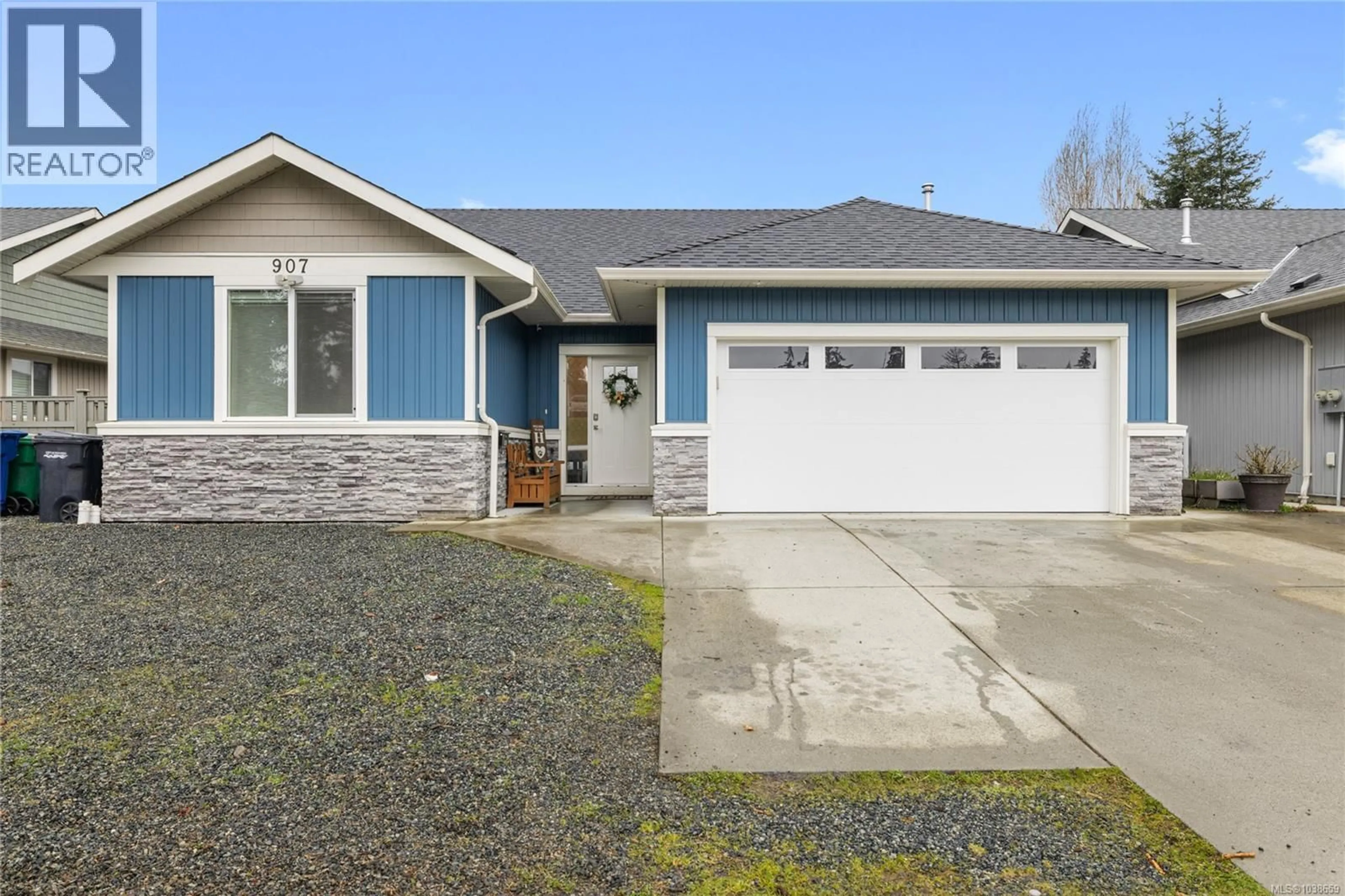 Home with vinyl exterior material, street for 907 PARK AVENUE, Nanaimo British Columbia V9R4J3