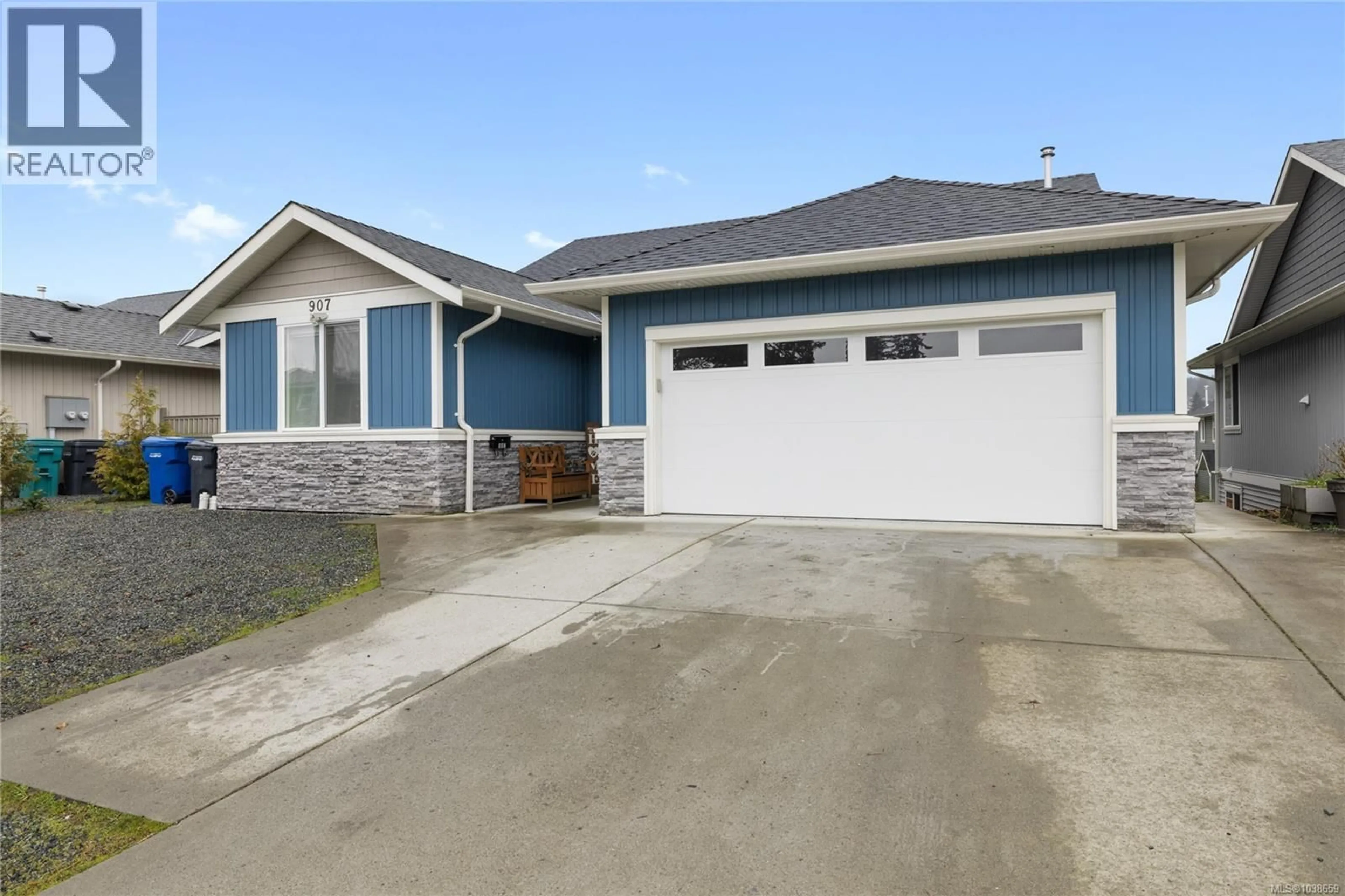 Home with vinyl exterior material, street for 907 PARK AVENUE, Nanaimo British Columbia V9R4J3