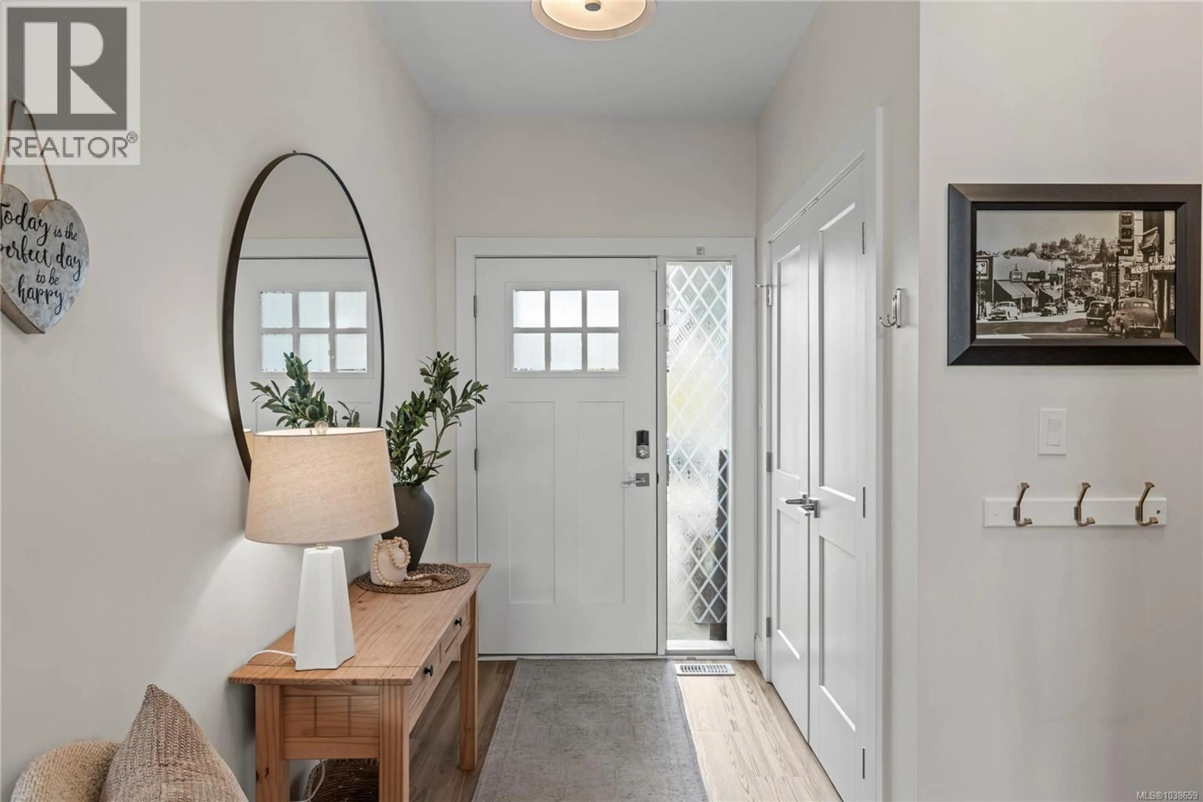 Indoor entryway for 907 PARK AVENUE, Nanaimo British Columbia V9R4J3