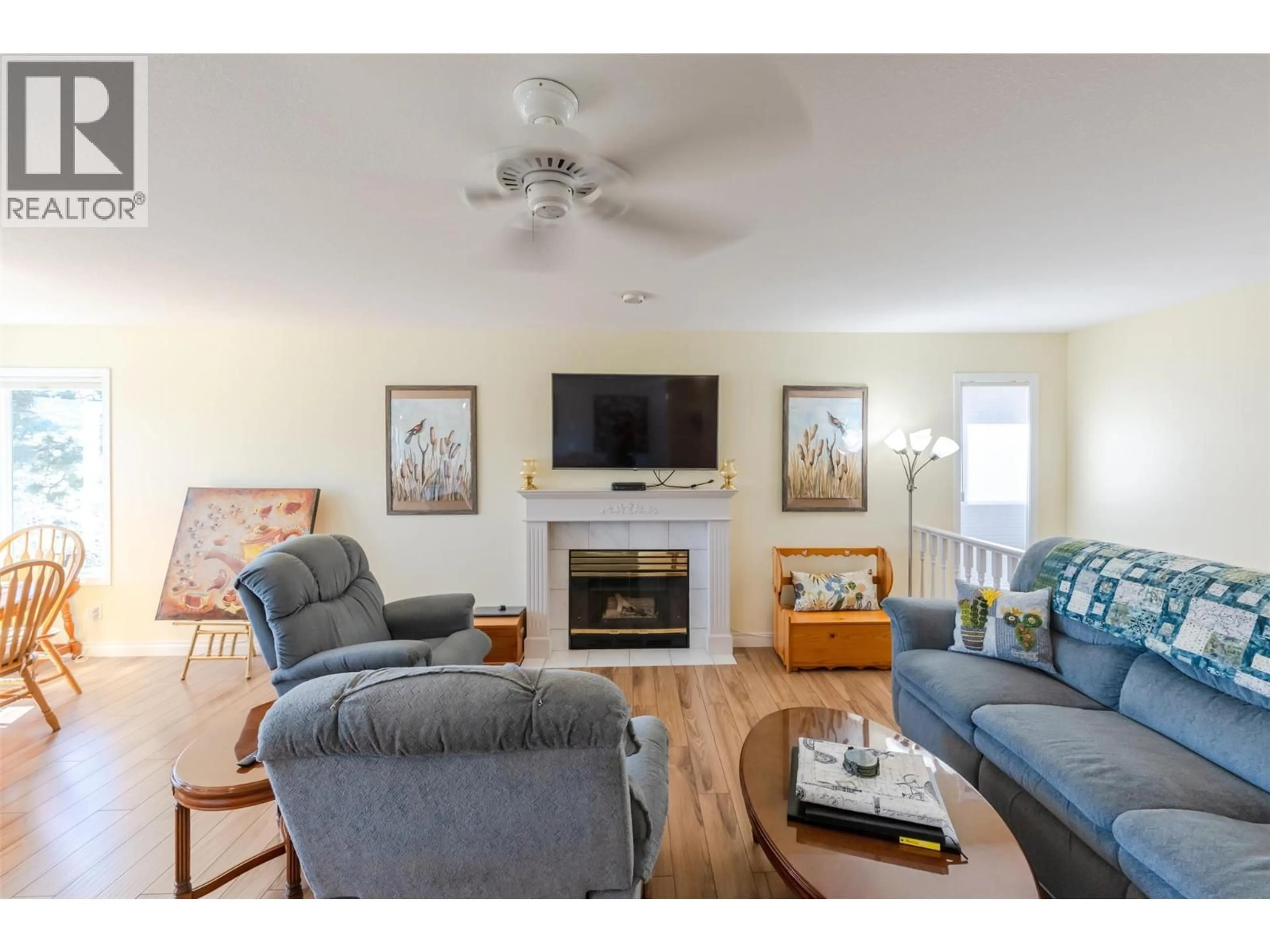 Living room with furniture, wood/laminate floor for 9 - 7110 HESPELER ROAD, Summerland British Columbia V0H1Z4