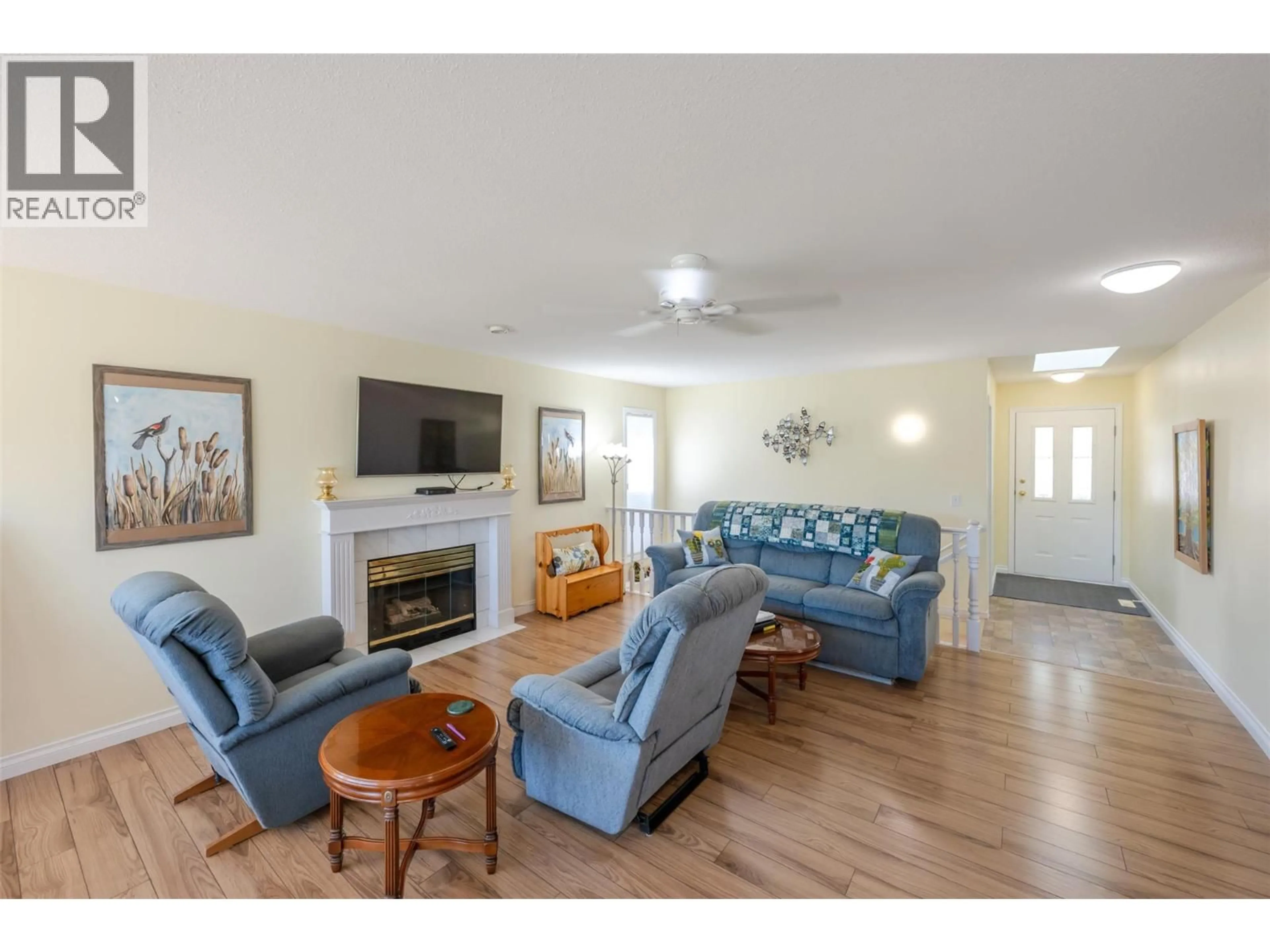 Living room with furniture, wood/laminate floor for 9 - 7110 HESPELER ROAD, Summerland British Columbia V0H1Z4