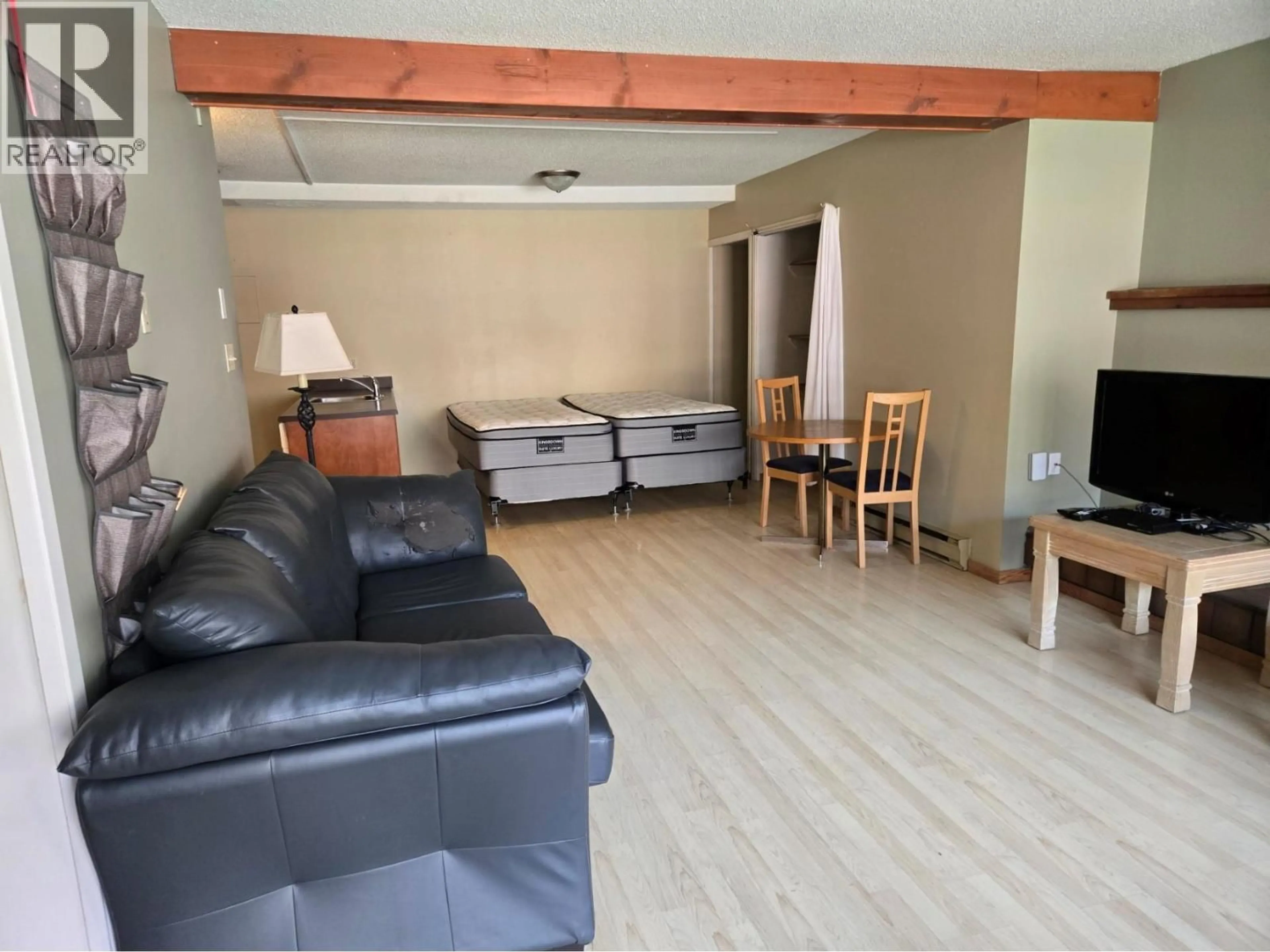 Living room with furniture, wood/laminate floor for 1014 - 2030 PANORAMA DRIVE, Panorama British Columbia V0A1T0