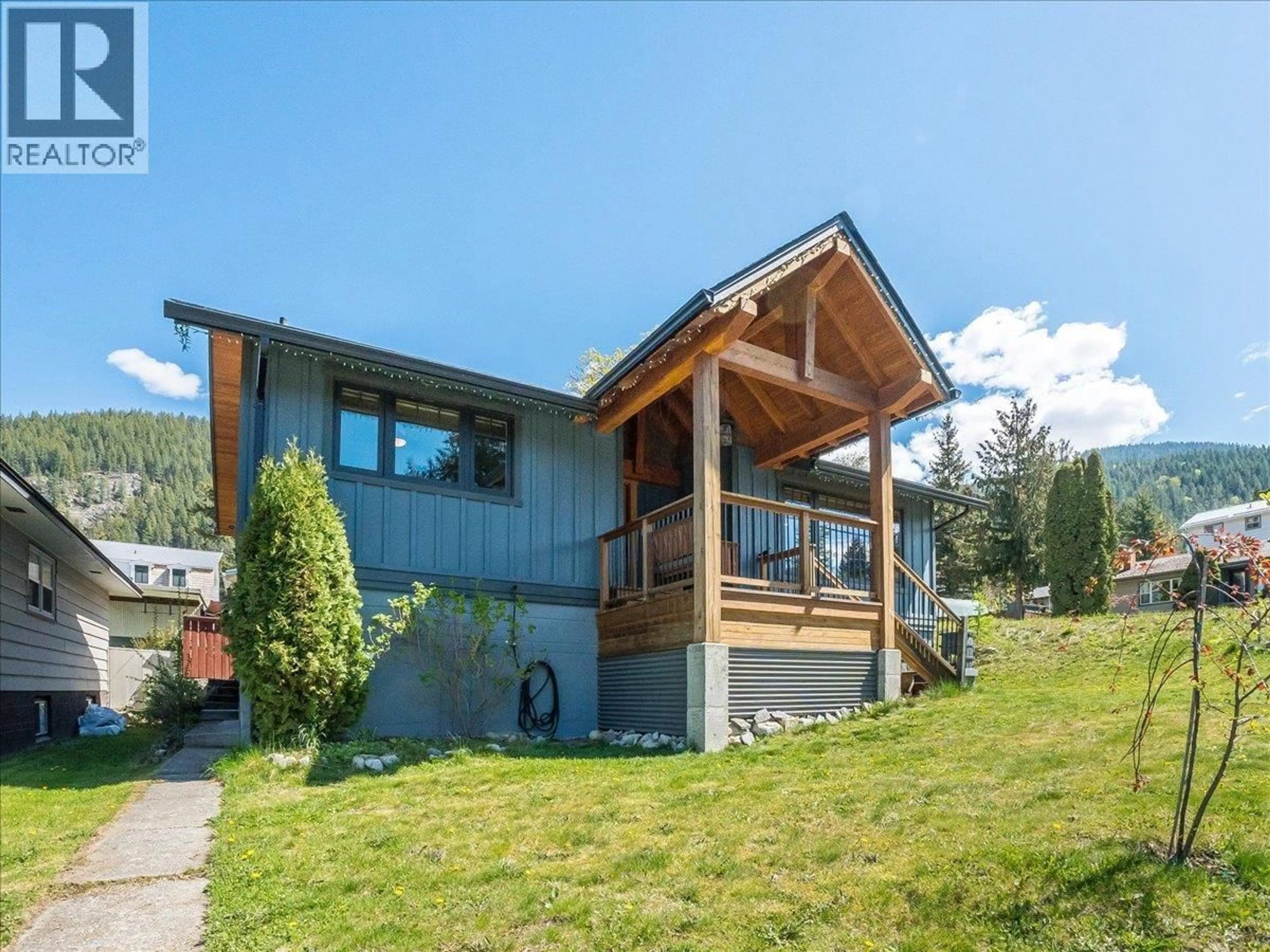 A pic from outside/outdoor area/front of a property/back of a property/a pic from drone, mountain view for 802 NINTH STREET, Nelson British Columbia V1L3B9