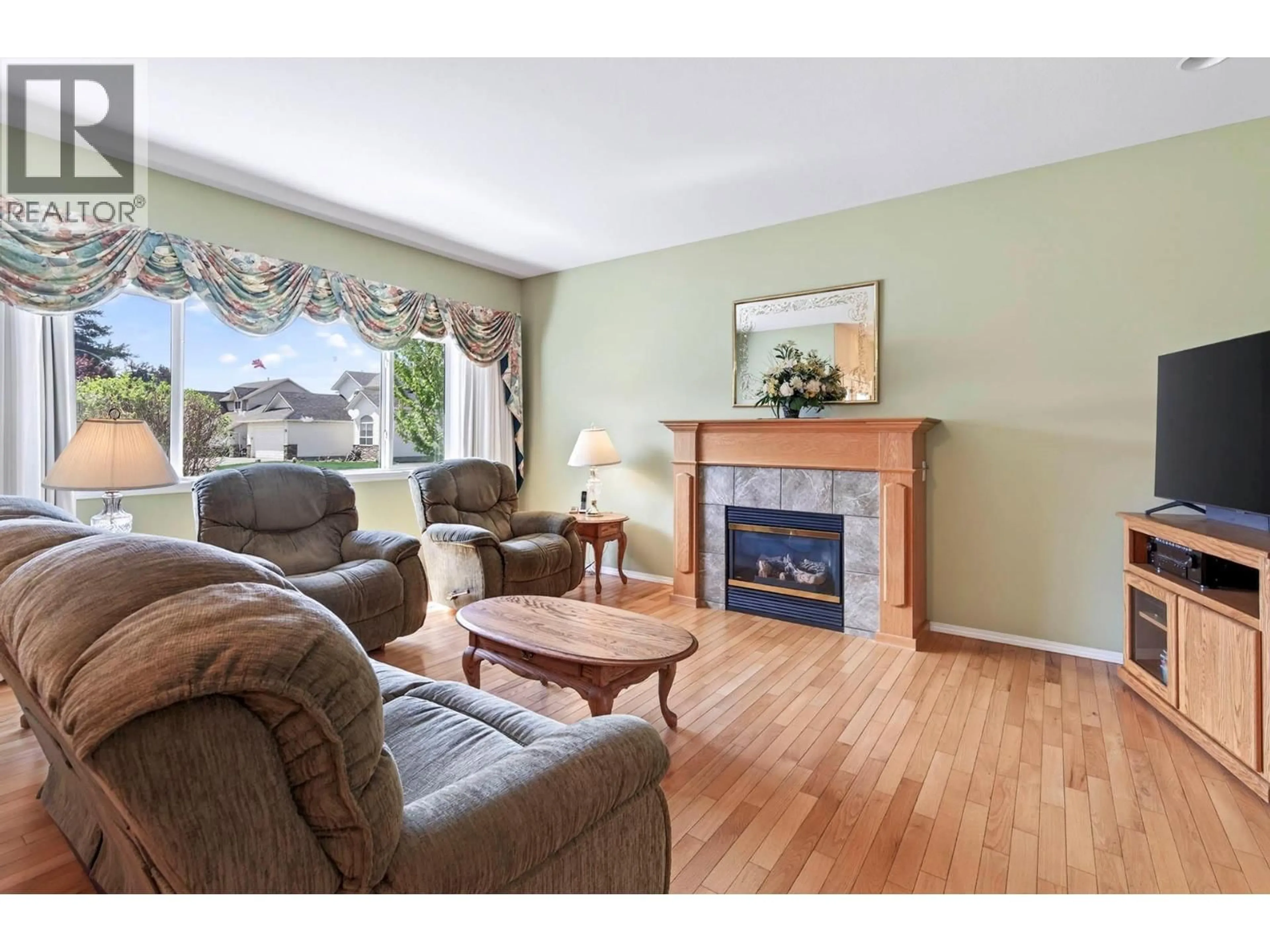 Living room with furniture, wood/laminate floor for 626 COOPER PLACE, Kamloops British Columbia V2B8R7