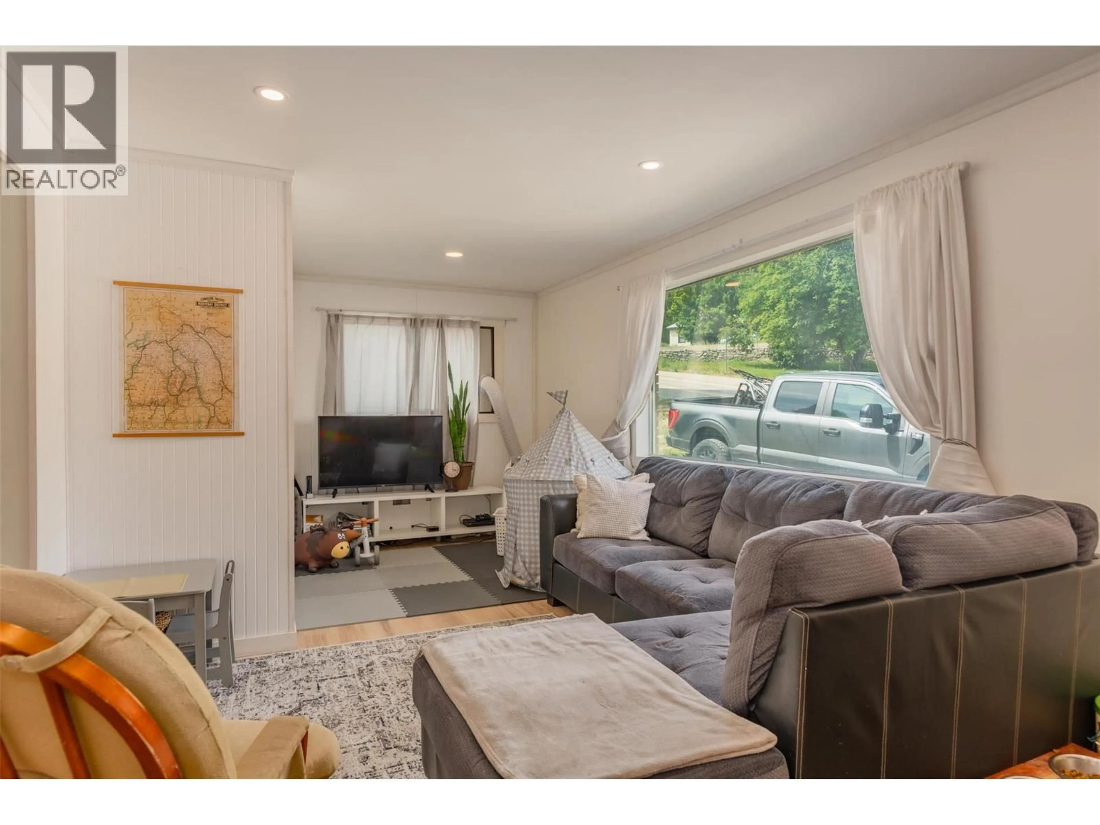 Living room with furniture, wood/laminate floor for 1953 PLEWMAN WAY, Rossland British Columbia V0G1Y0