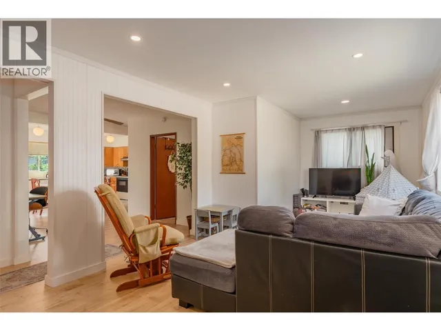 1953 PLEWMAN WAY, Rossland 4