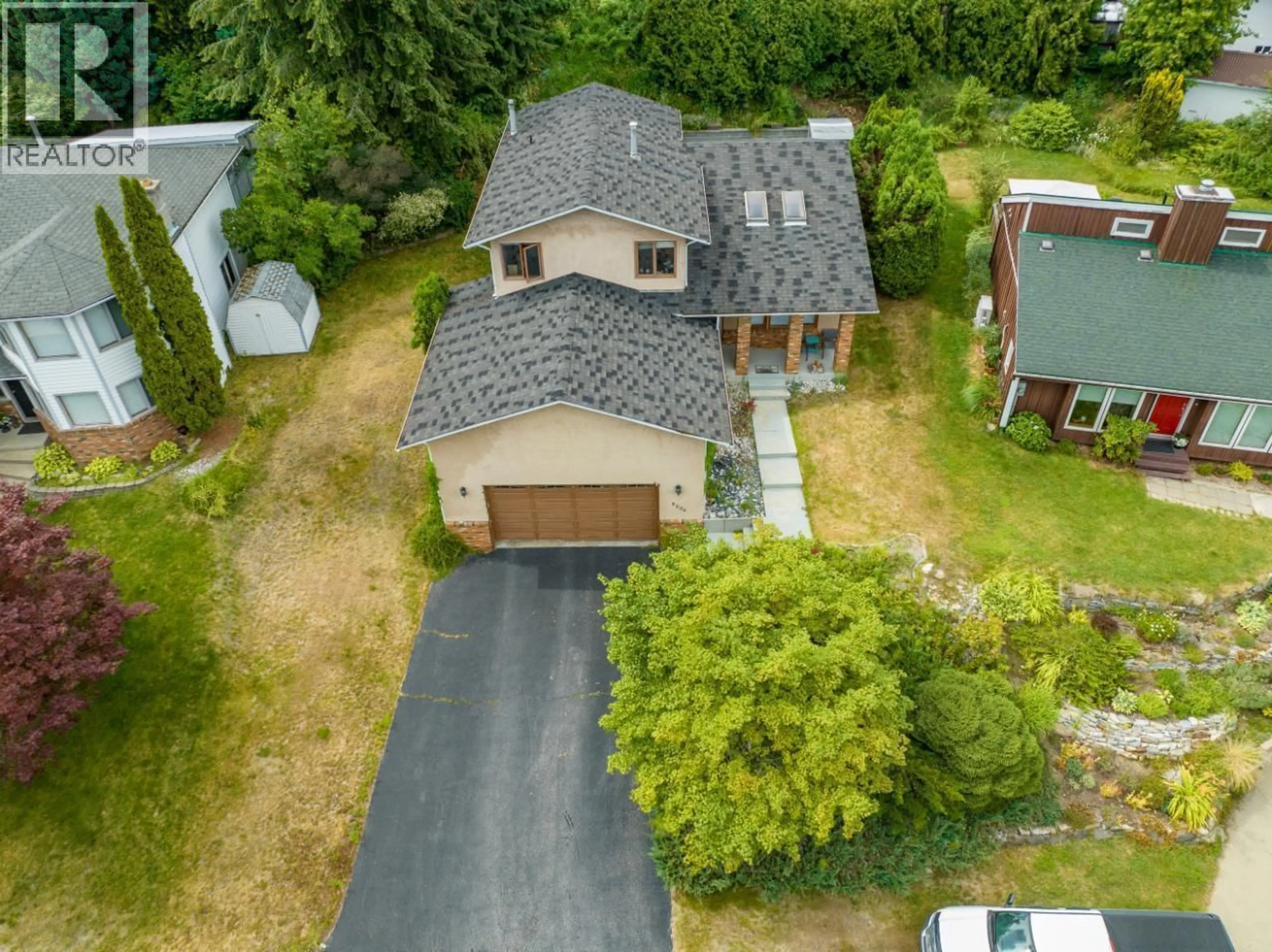 A pic from outside/outdoor area/front of a property/back of a property/a pic from drone, street for 3506 SOUTHRIDGE DRIVE, Castlegar British Columbia V1N4A3