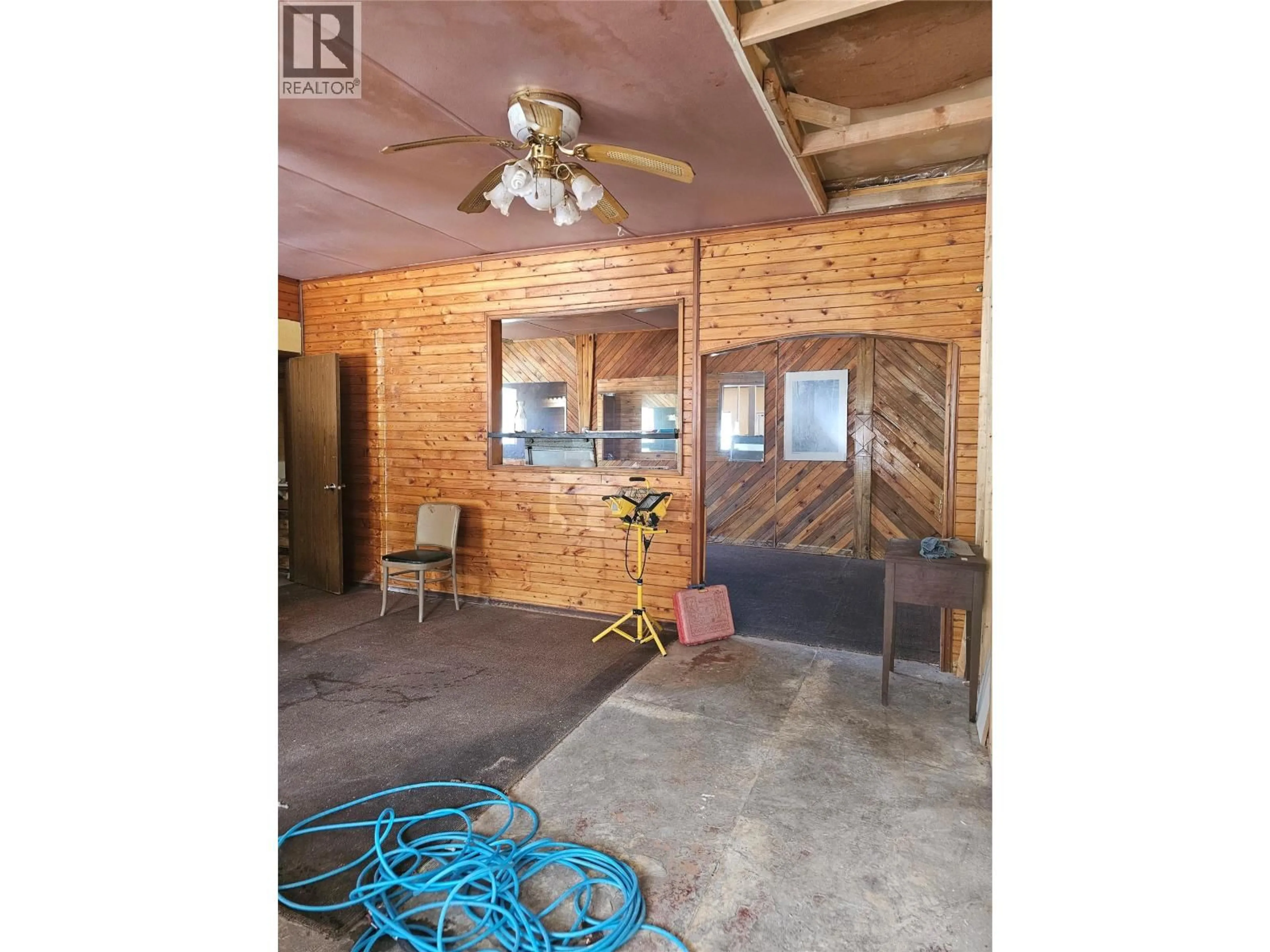 Indoor foyer for 5851 33 HIGHWAY, Beaverdell British Columbia V0H1A0