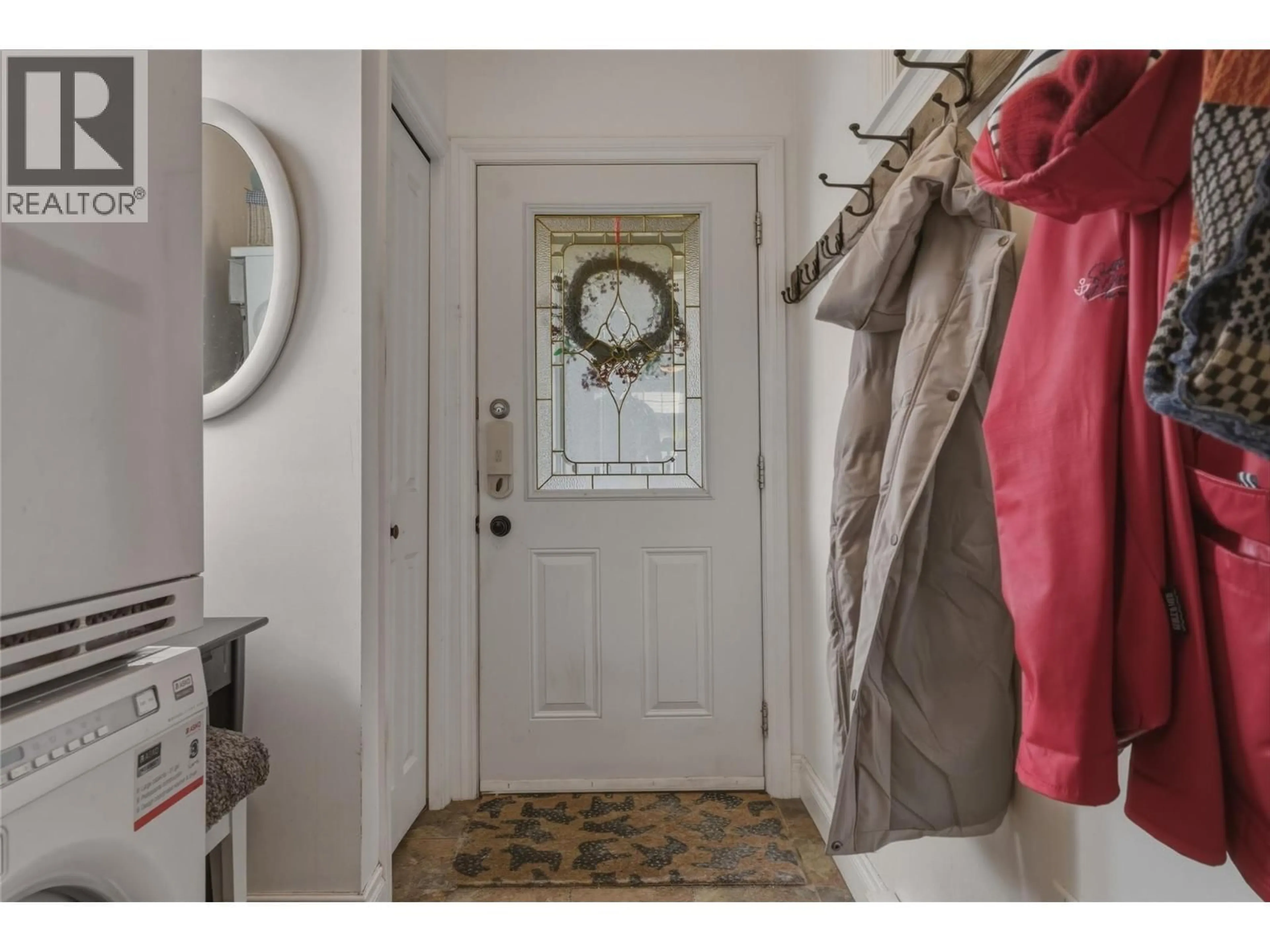 Indoor entryway for 240 GROUSE AVENUE, Vernon British Columbia V1H2A1