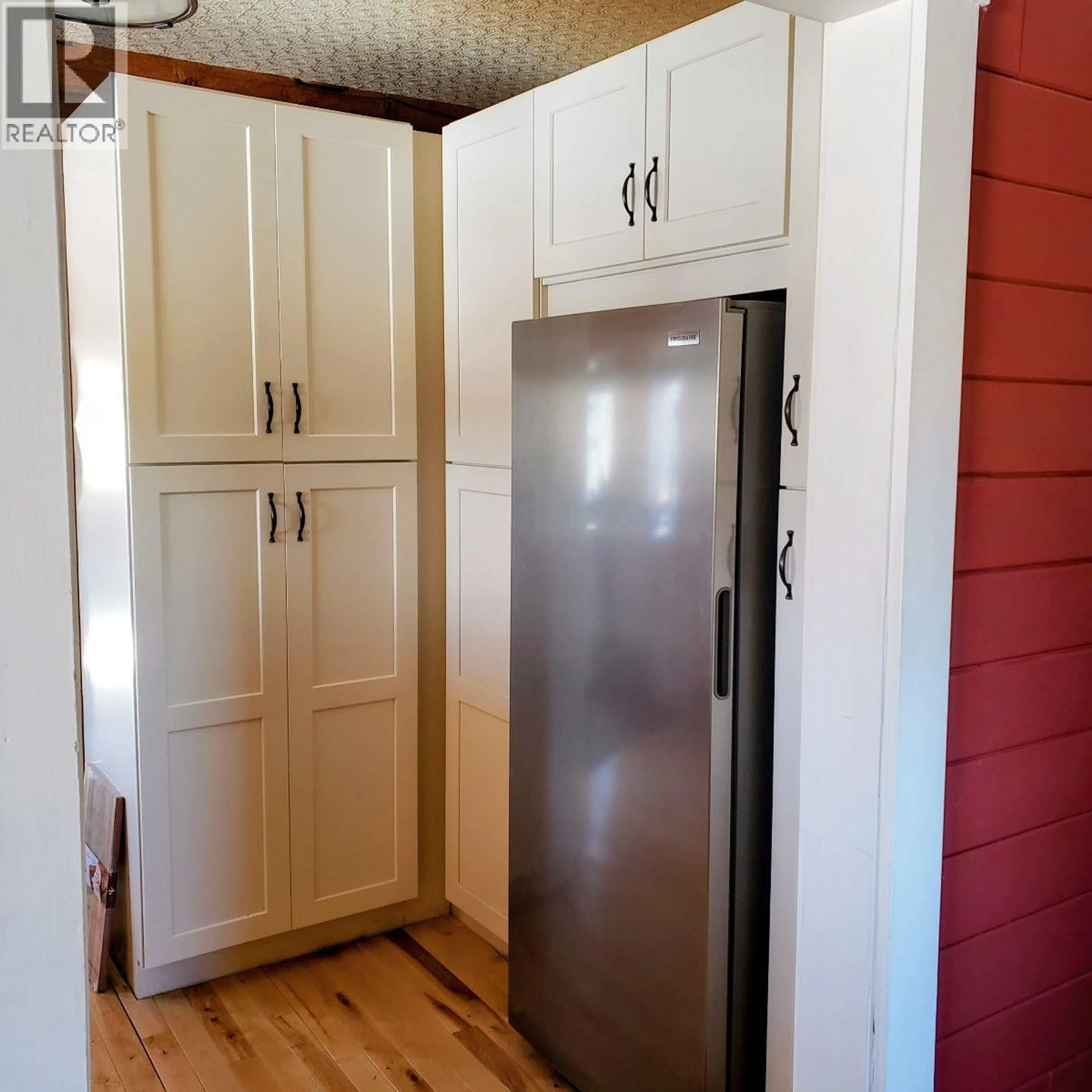 Standard kitchen, wood/laminate floor for 8389 95A HIGHWAY, Kimberley British Columbia V1A3L2
