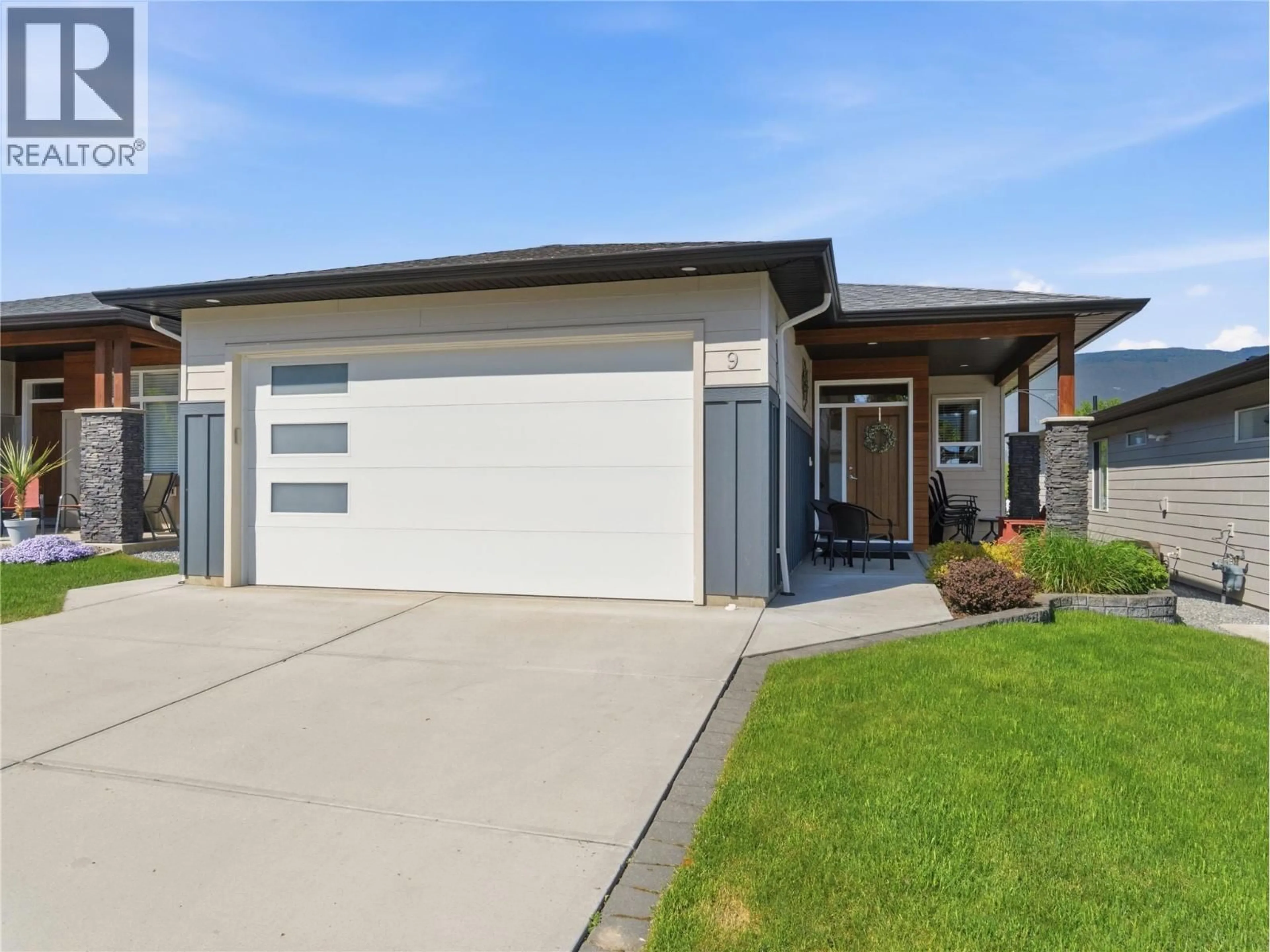 Home with vinyl exterior material, street for 9 - 1611 10 STREET SOUTHWEST, Salmon Arm British Columbia V1E0C8