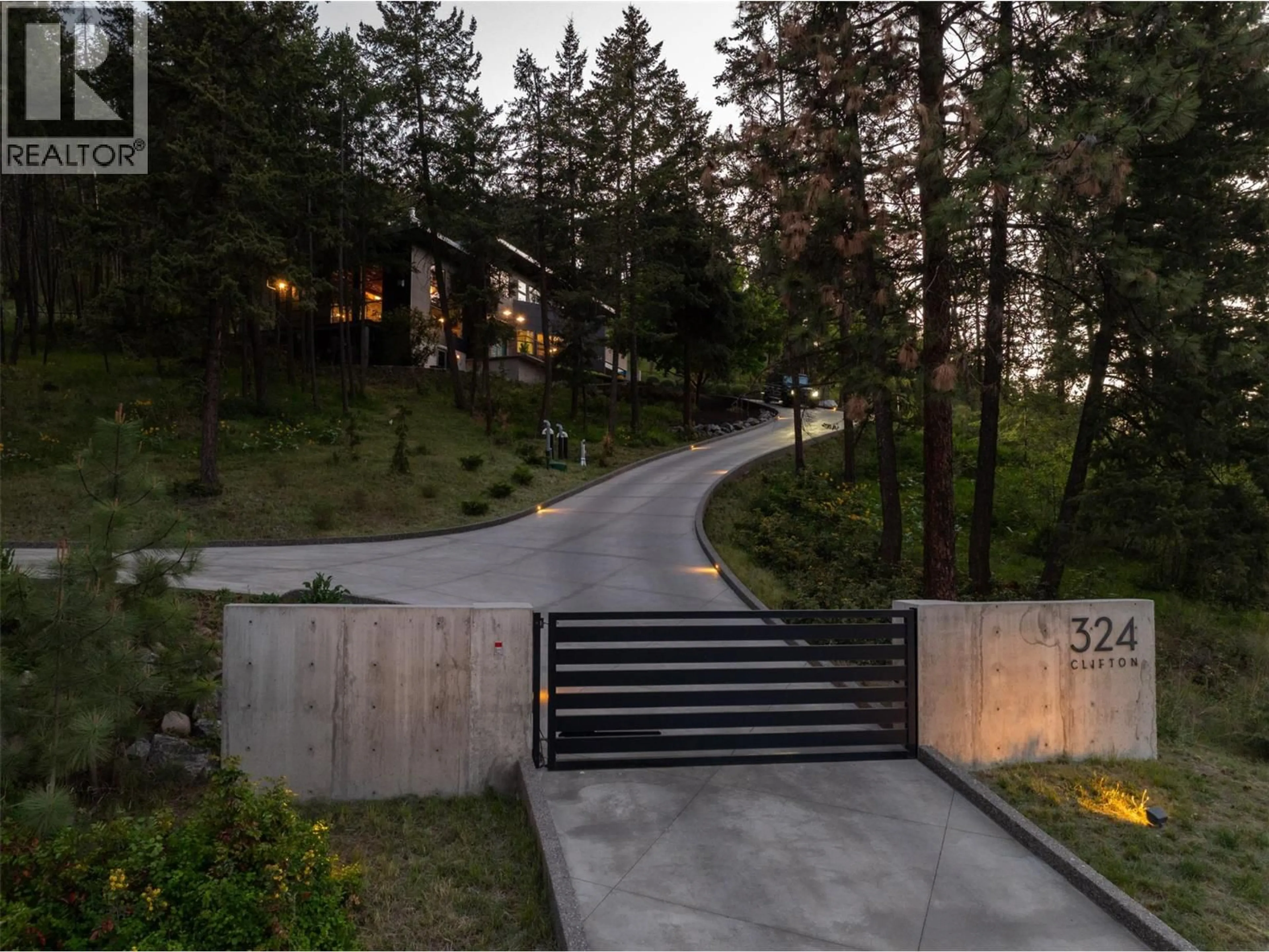 Indoor foyer for 324 CLIFTON ROAD, Kelowna British Columbia V1V1A5