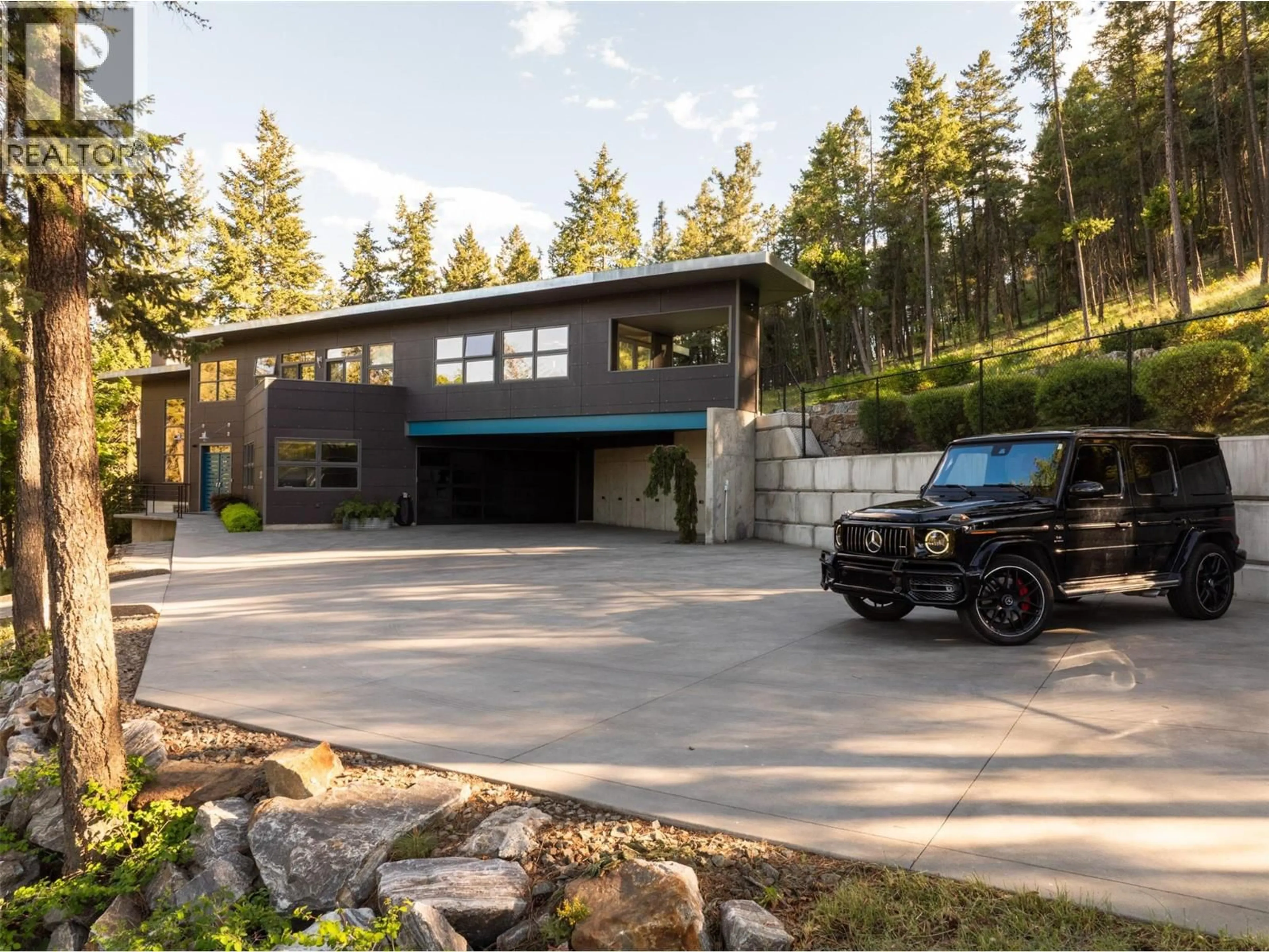 Indoor garage for 324 CLIFTON ROAD, Kelowna British Columbia V1V1A5